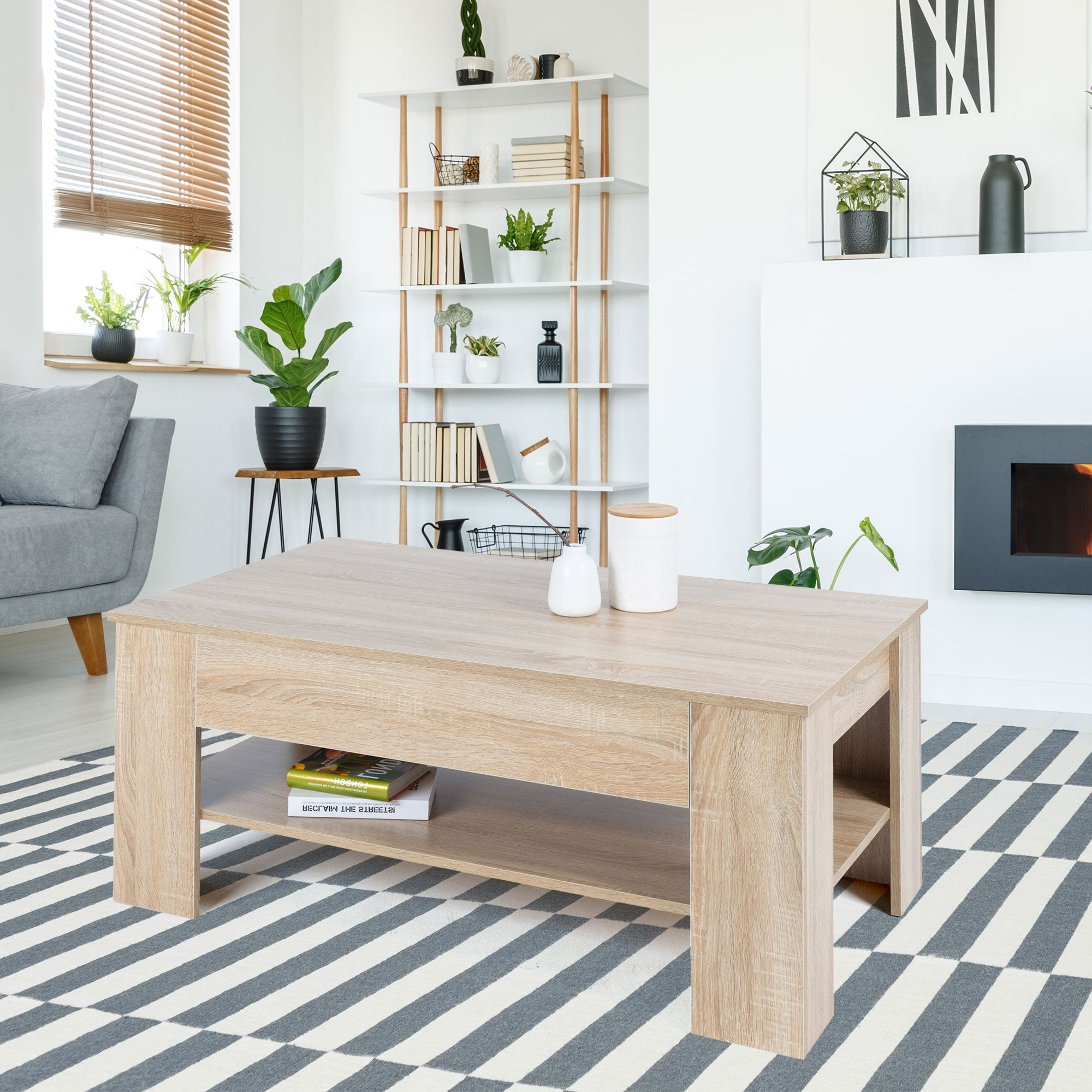 Mesa de madera con dos jarrones y plantas al fondo, sala de estar moderna.