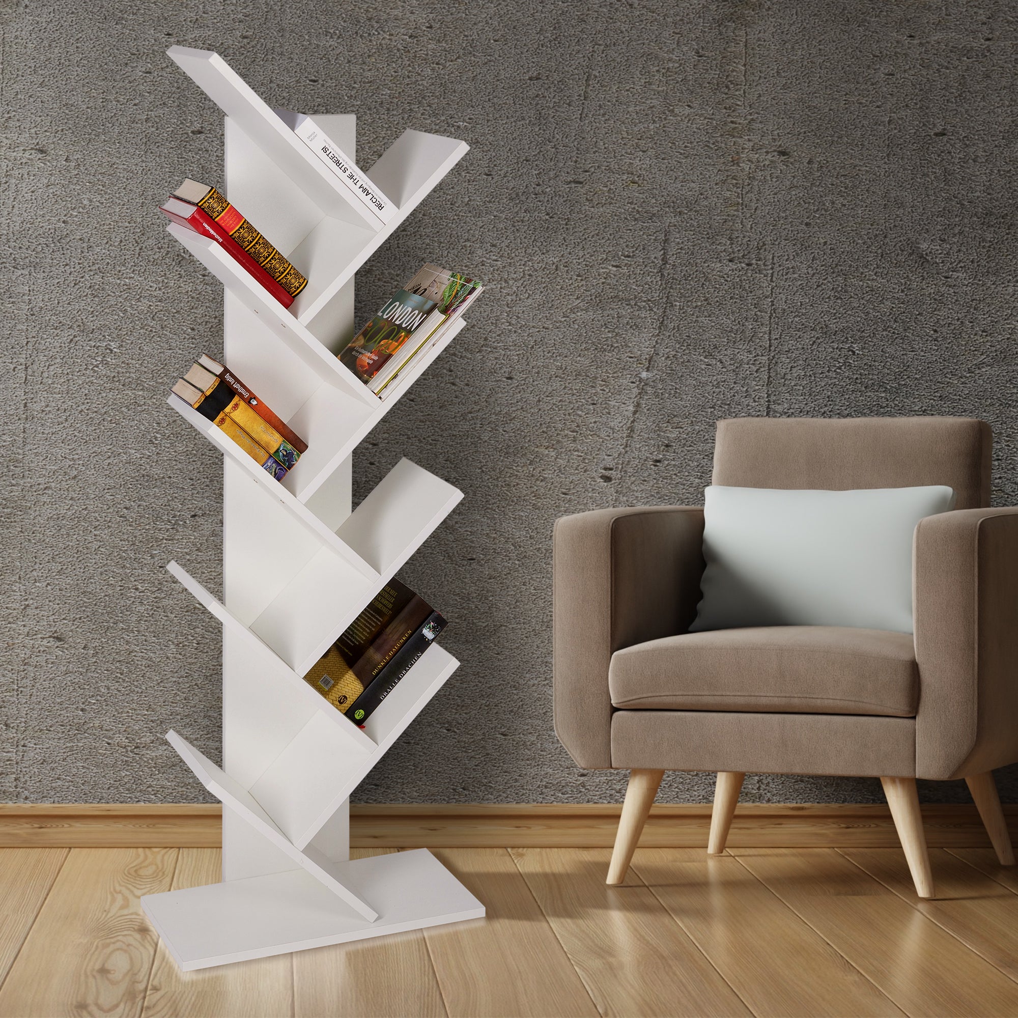 Bücherregal in Baumform mit einem Sessel daneben.