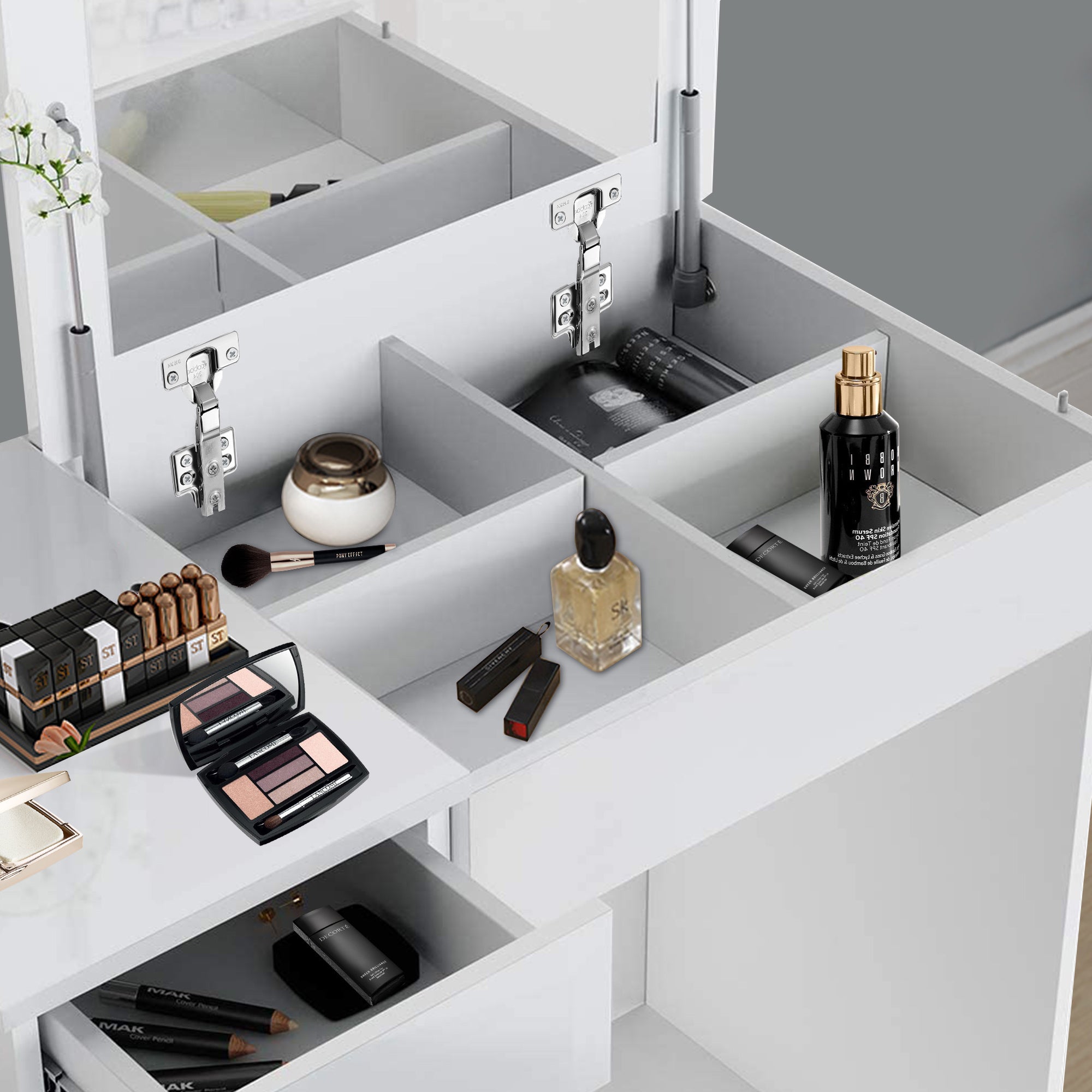 Une coiffeuse avec divers produits cosmétiques et compartiments.