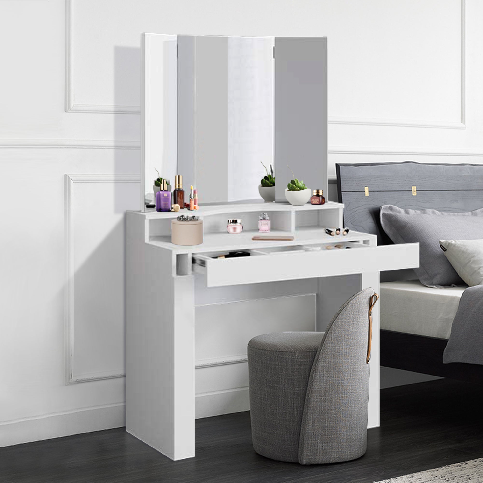 Une coiffeuse blanche avec miroir et des produits cosmétiques décoratifs.