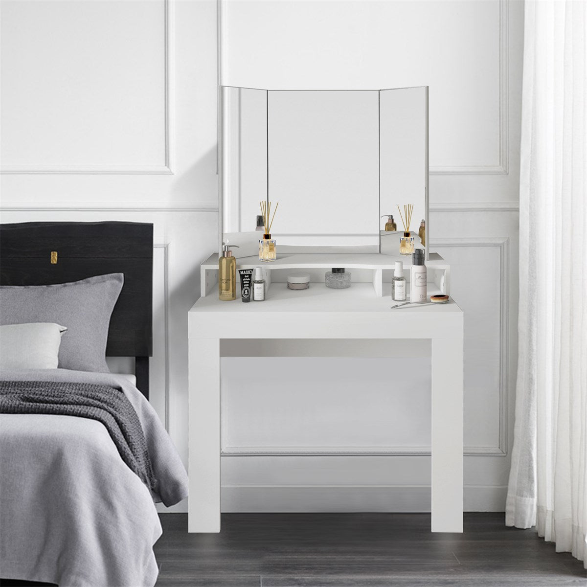 Une coiffeuse moderne avec miroir et produits cosmétiques sur le plateau.