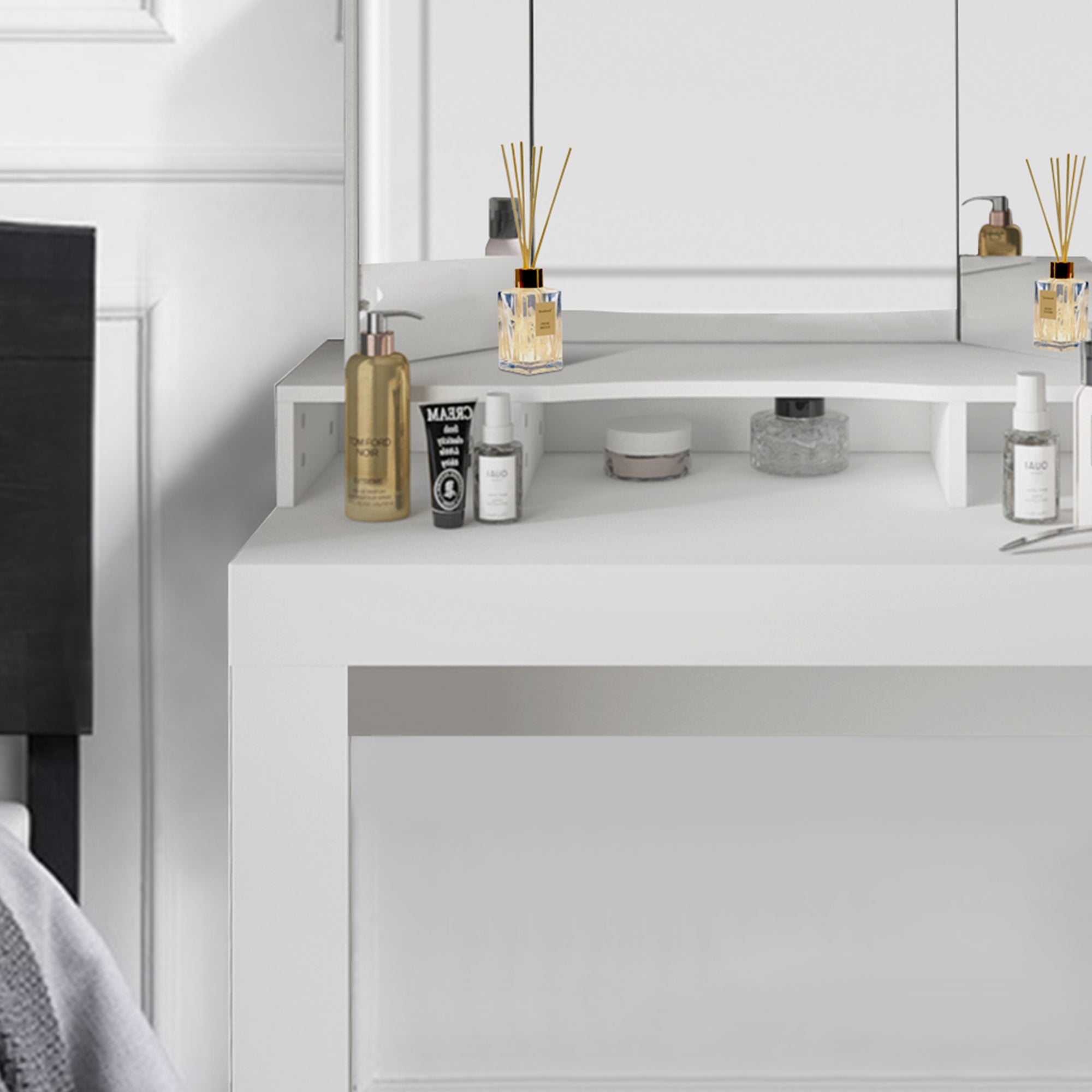 Une coiffeuse blanche avec miroir et différents produits cosmétiques.