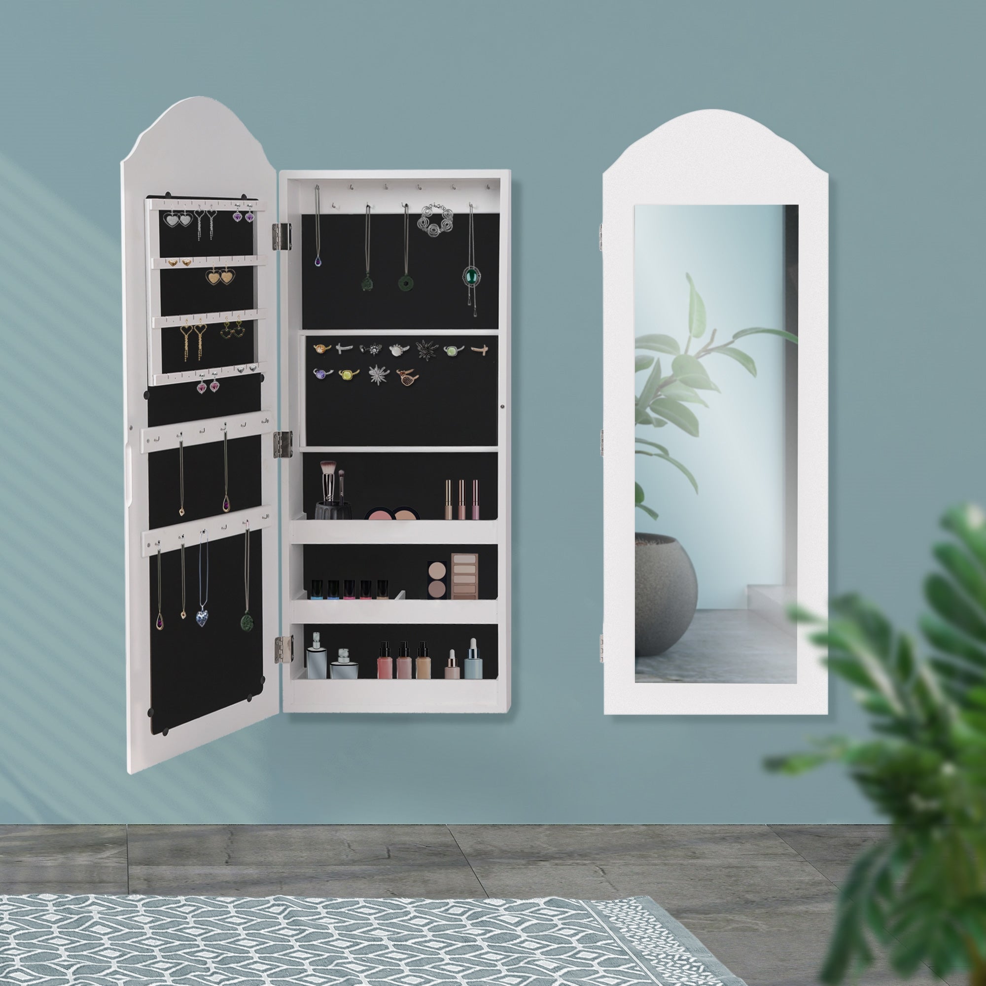 Schmuckschrank mit Spiegel und offenen Fächern an einer Wand.