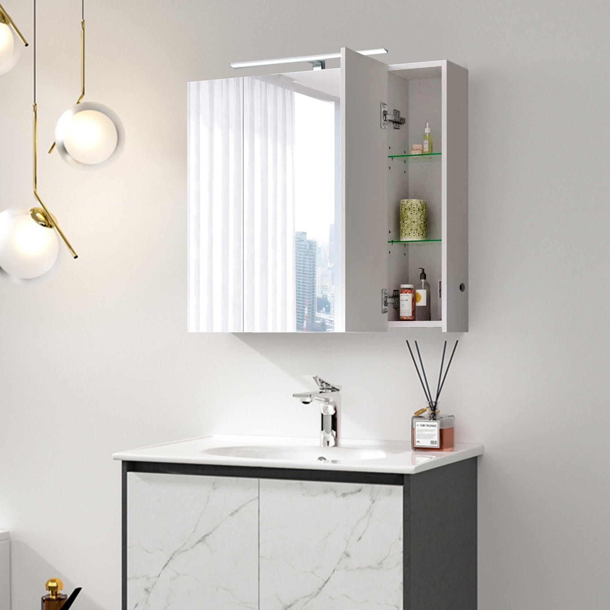 Ein moderner Spiegelschrank mit Glaseinlegeböden und Waschbecken darunter.