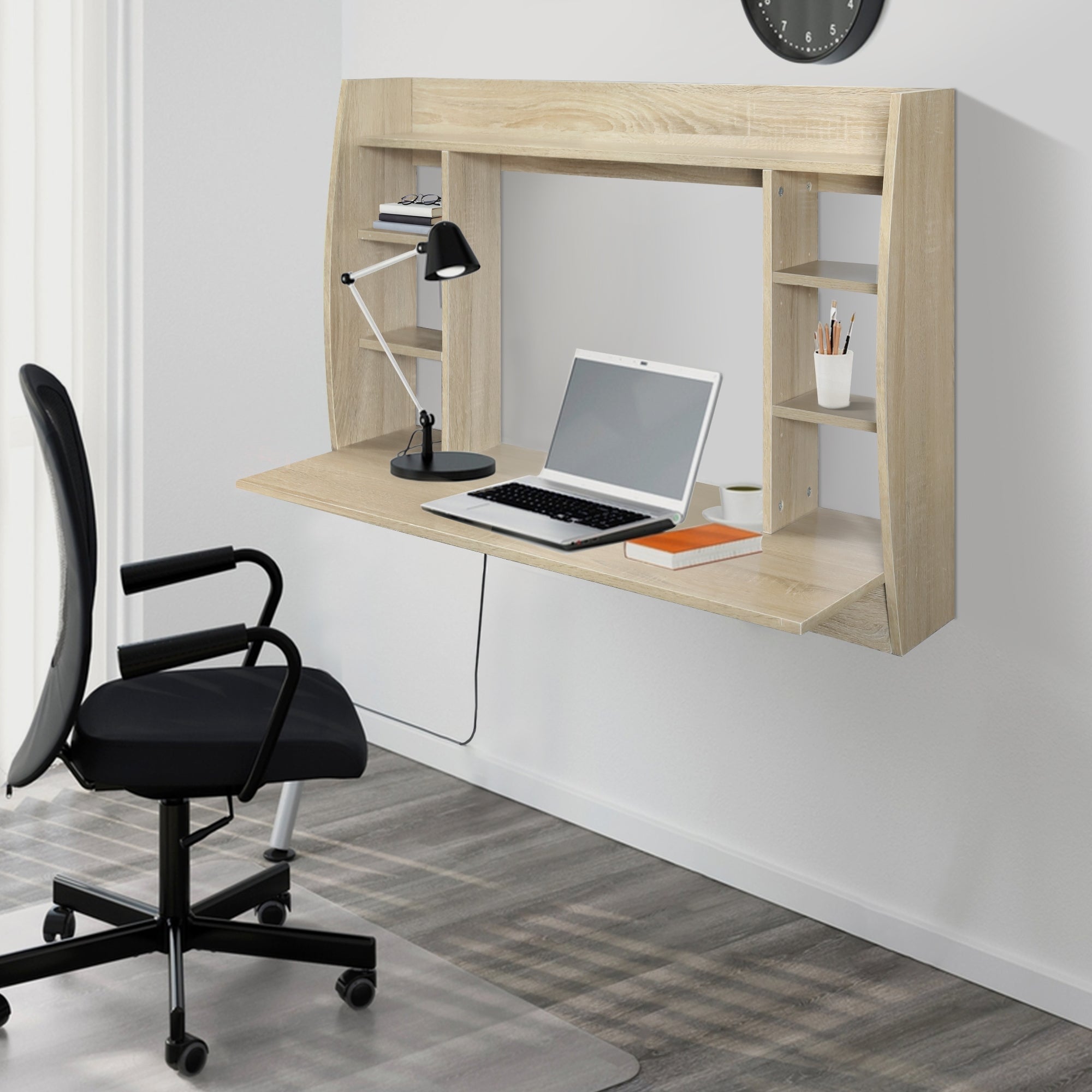 Et lyst skrivebord med laptop, lampe og stol i et minimalistisk rum.