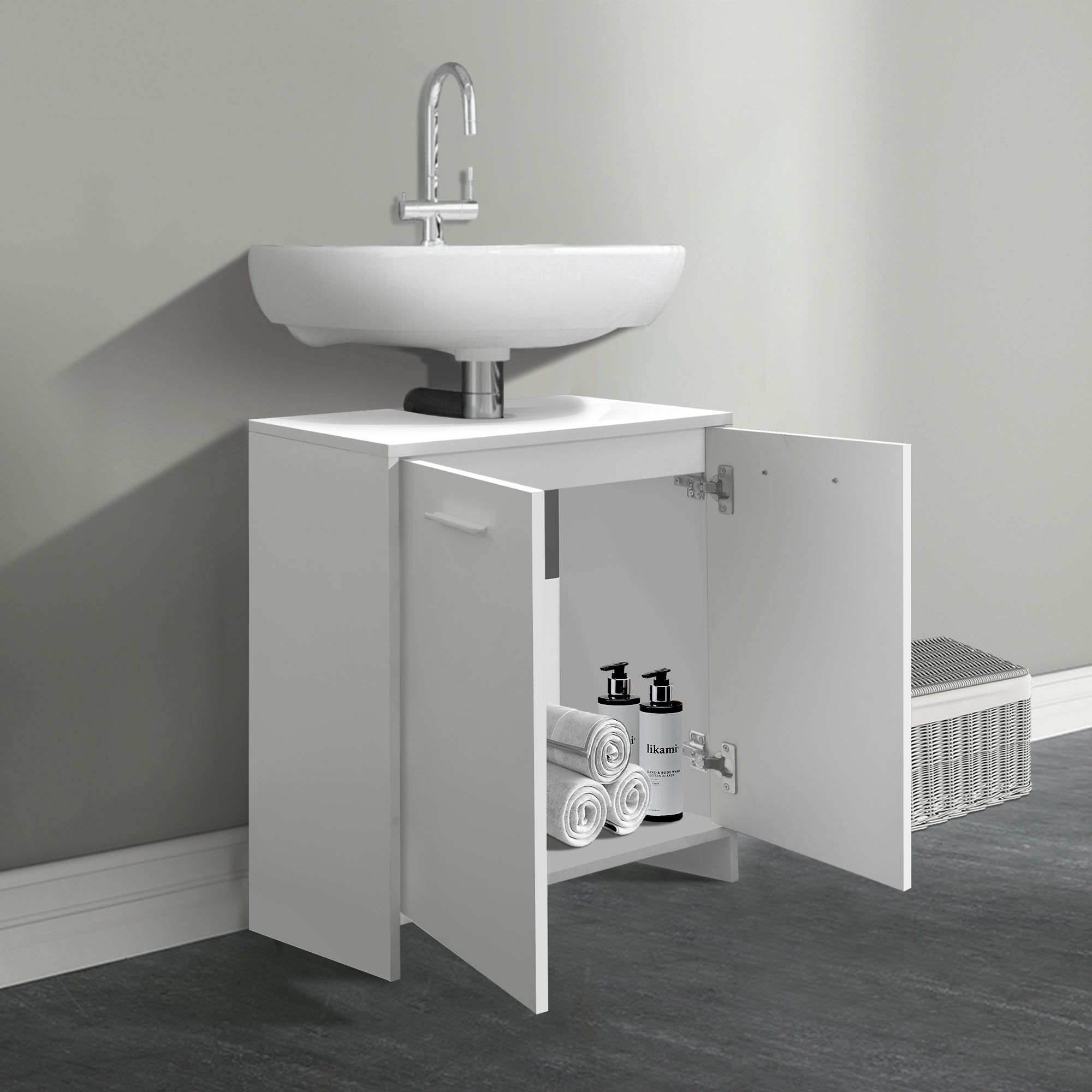 Weißer Unterschrank mit Waschbecken und geöffneten Türen, Handtücher sichtbar.