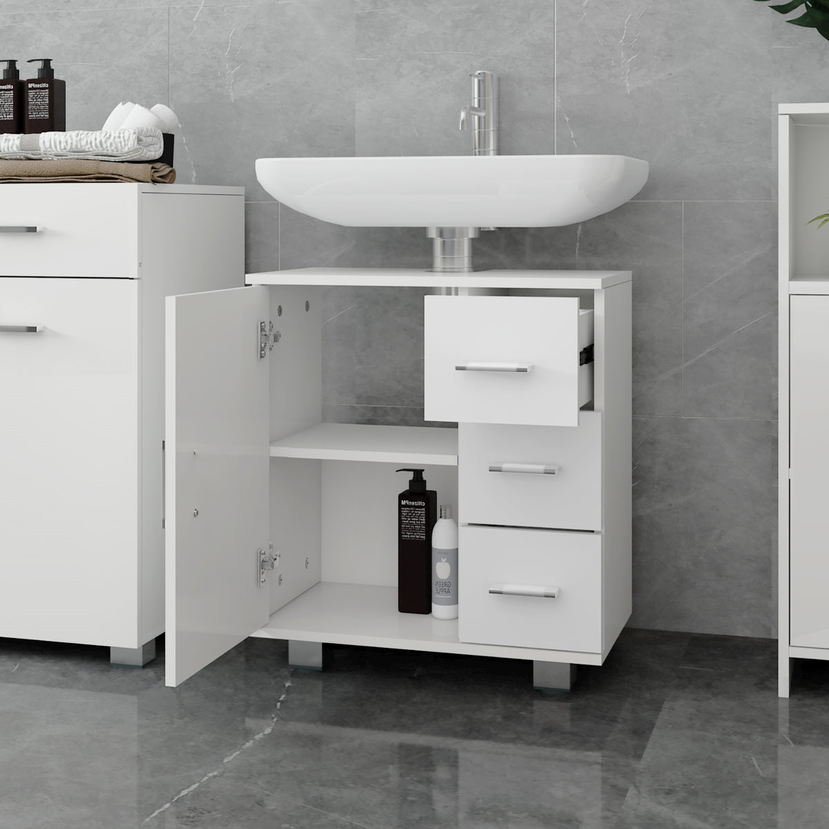 Weißer Unterschrank mit Waschbecken und Pflegeprodukten in einem Badezimmer.