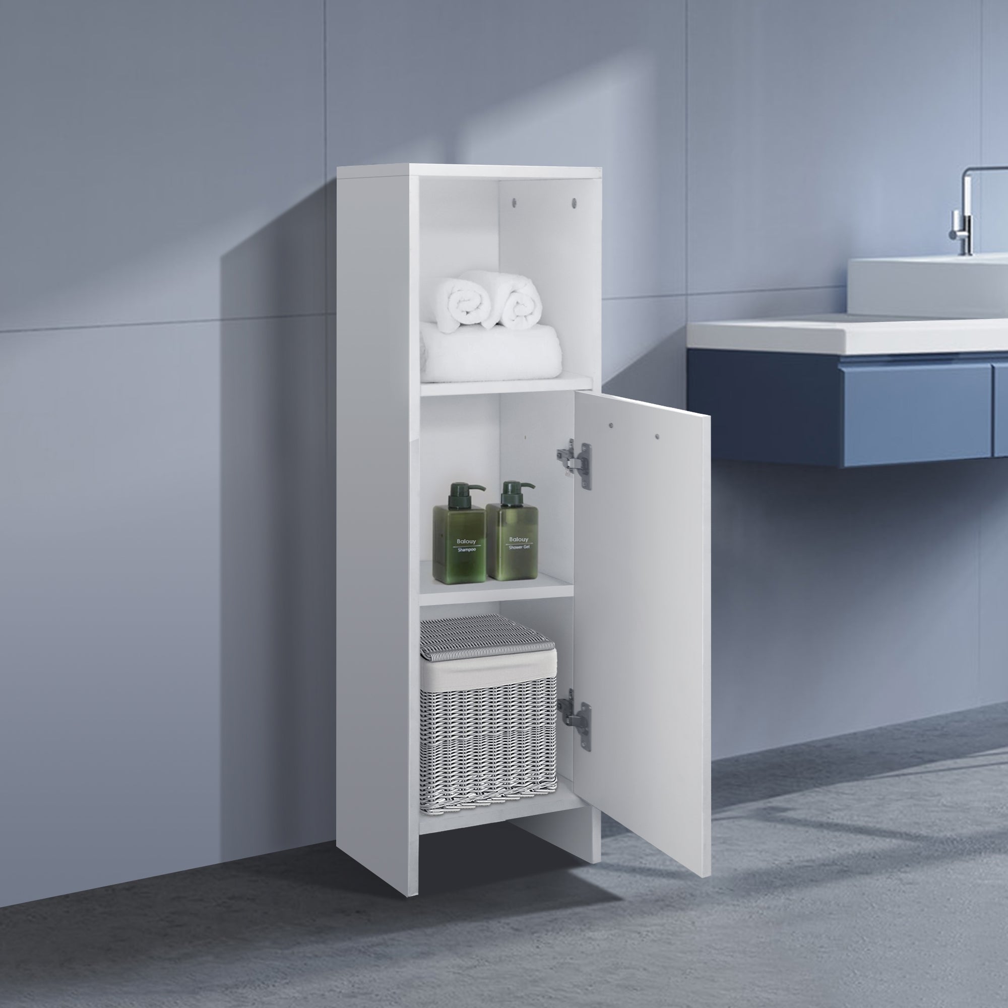Armadio bianco con asciugamani e prodotti per la cura in un bagno.