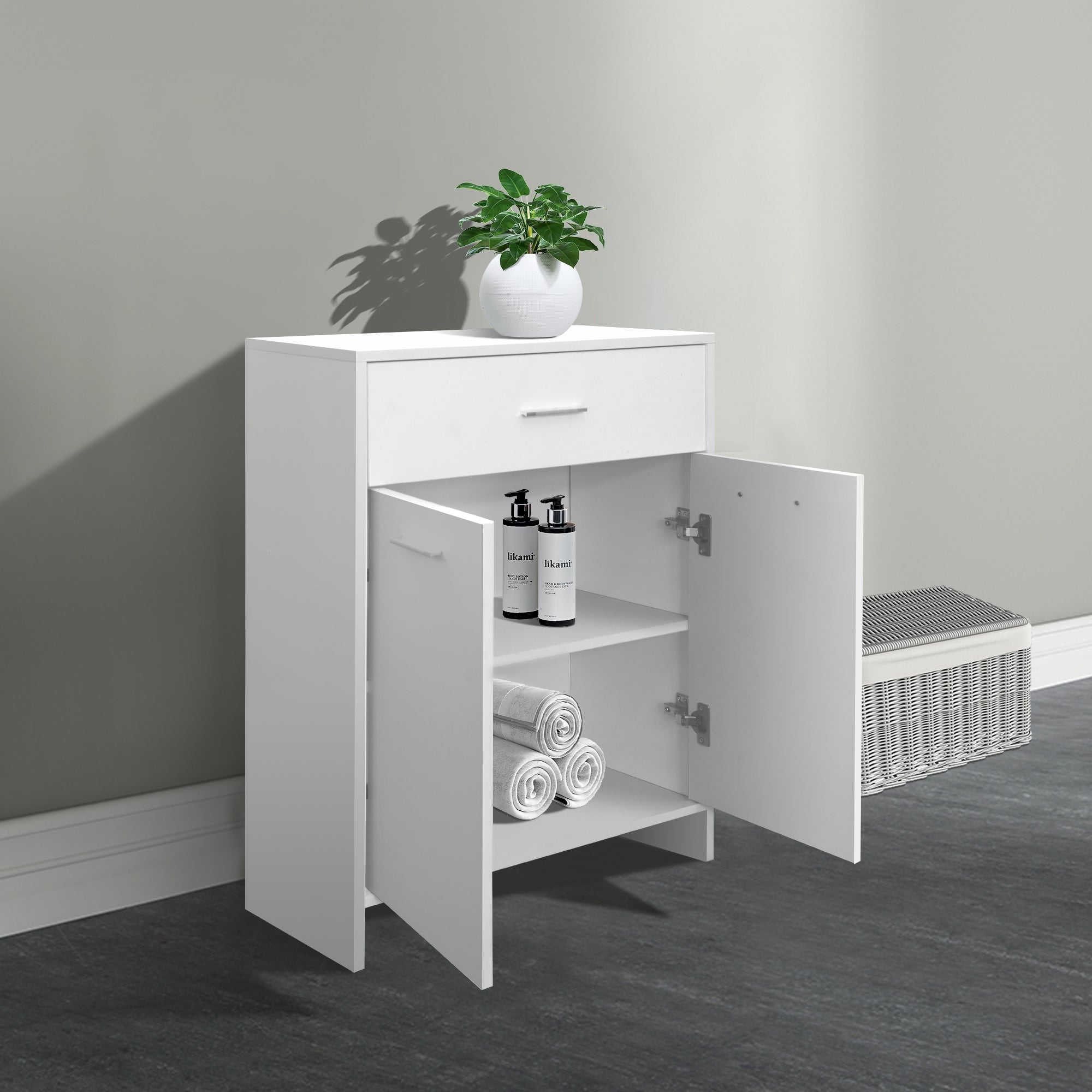 Ein weißer Schrank mit offenen Türen, Handtüchern und Flaschen sichtbar.