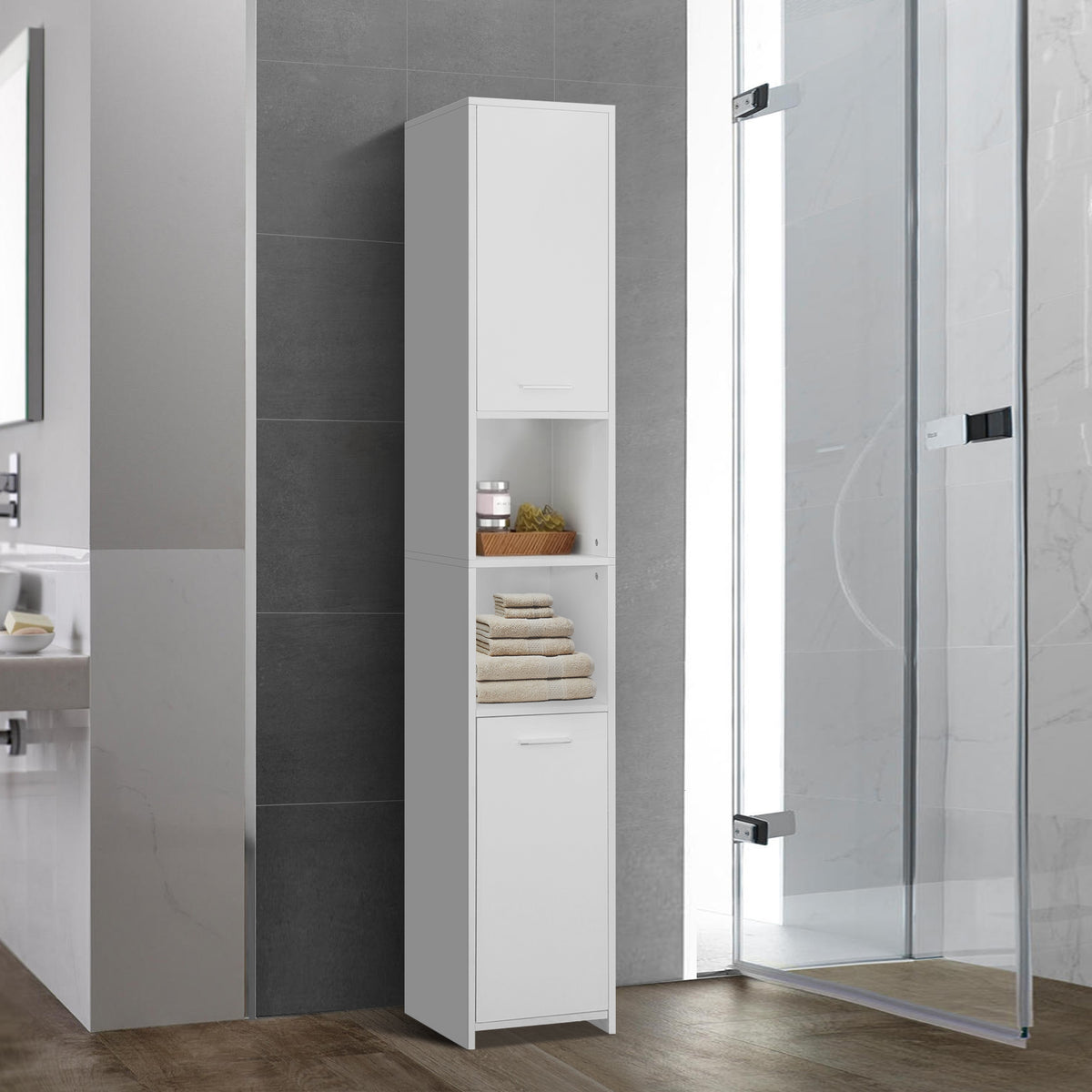 Schmaler, weißer Schrank mit zwei offenen Fächern und zwei Schubladen.