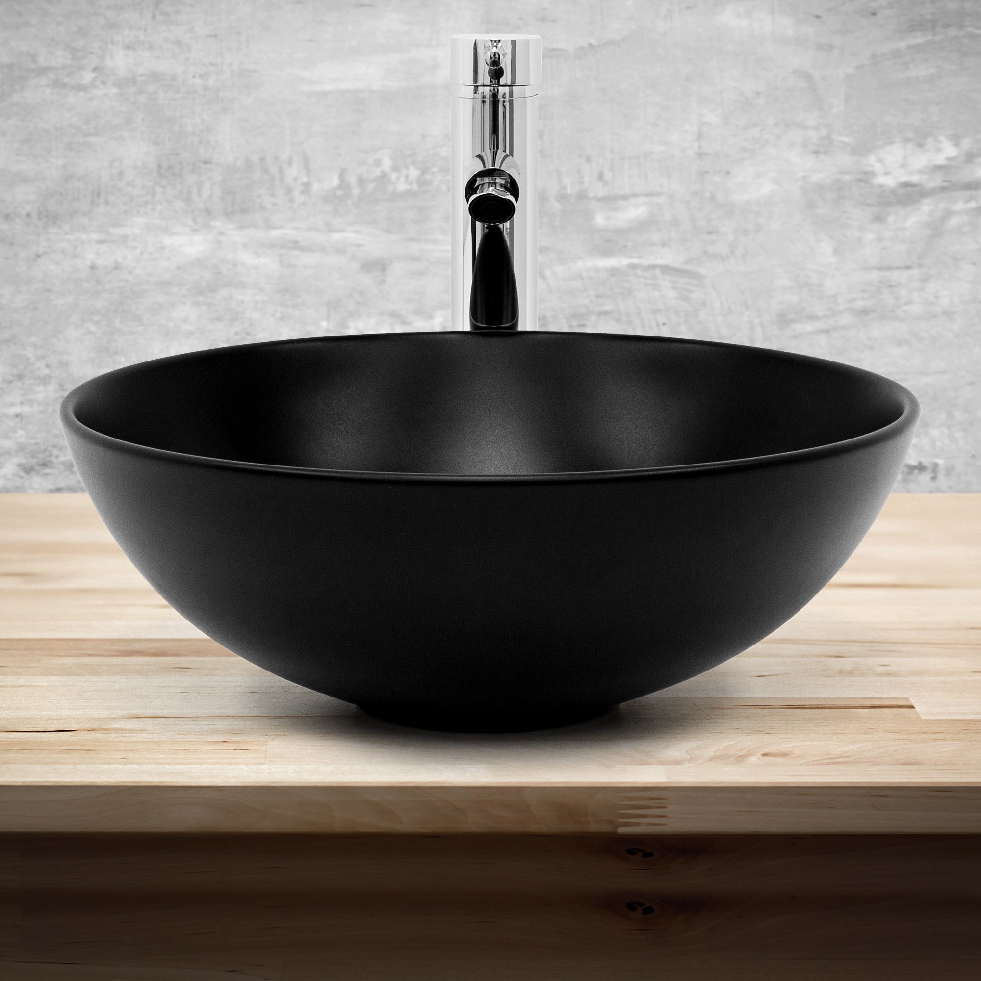 Lavabo negro sobre una base de madera.