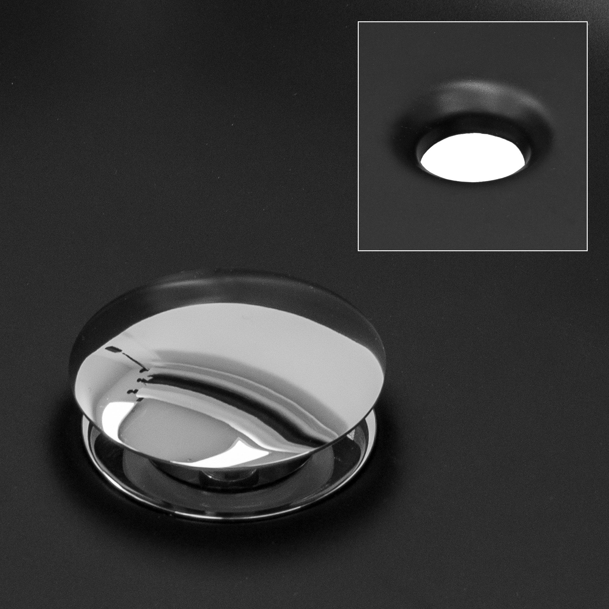 Glänzender Abflussdeckel auf schwarzem Hintergrund.