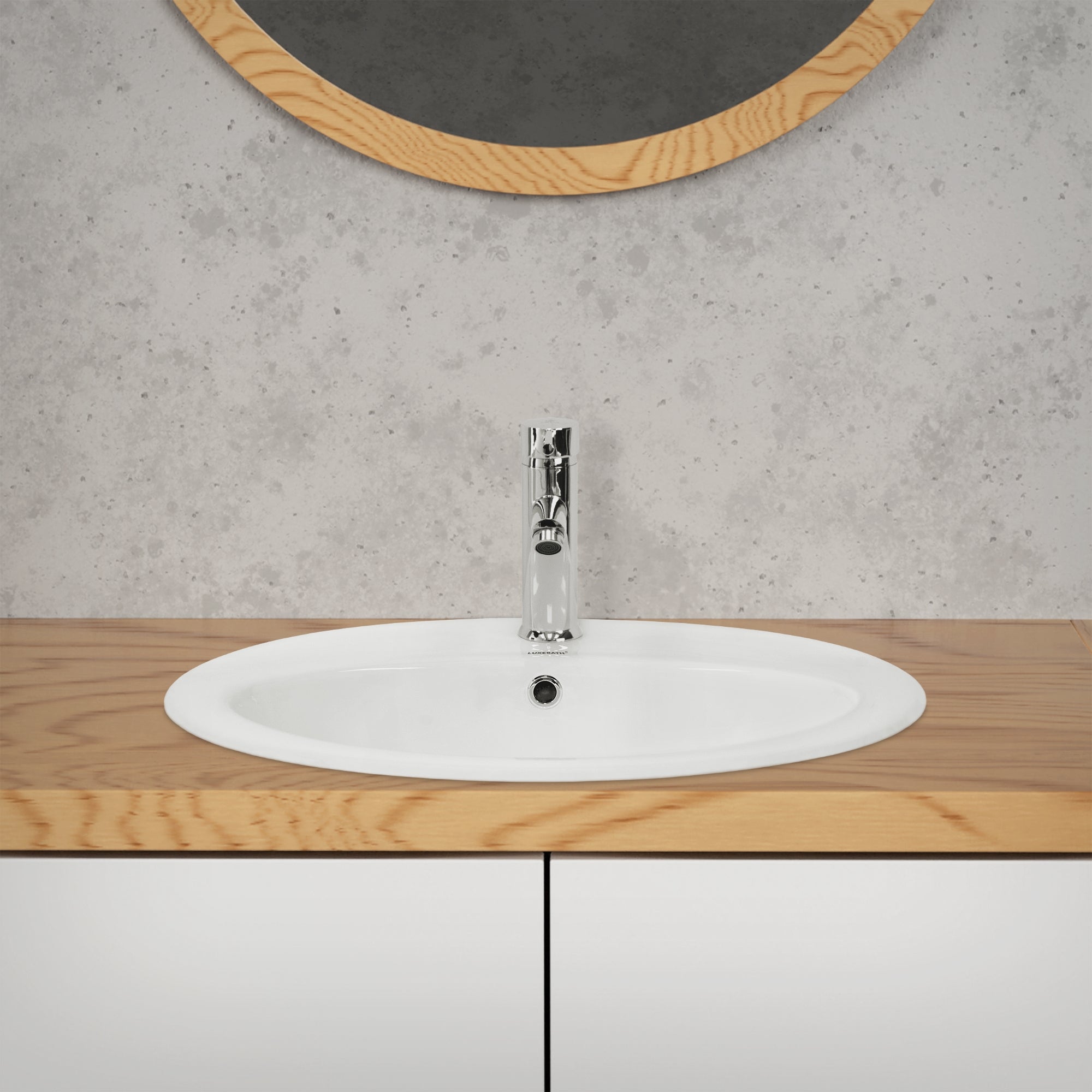 Rundes Waschbecken auf einer Holzoberfläche mit Wasserhahn.