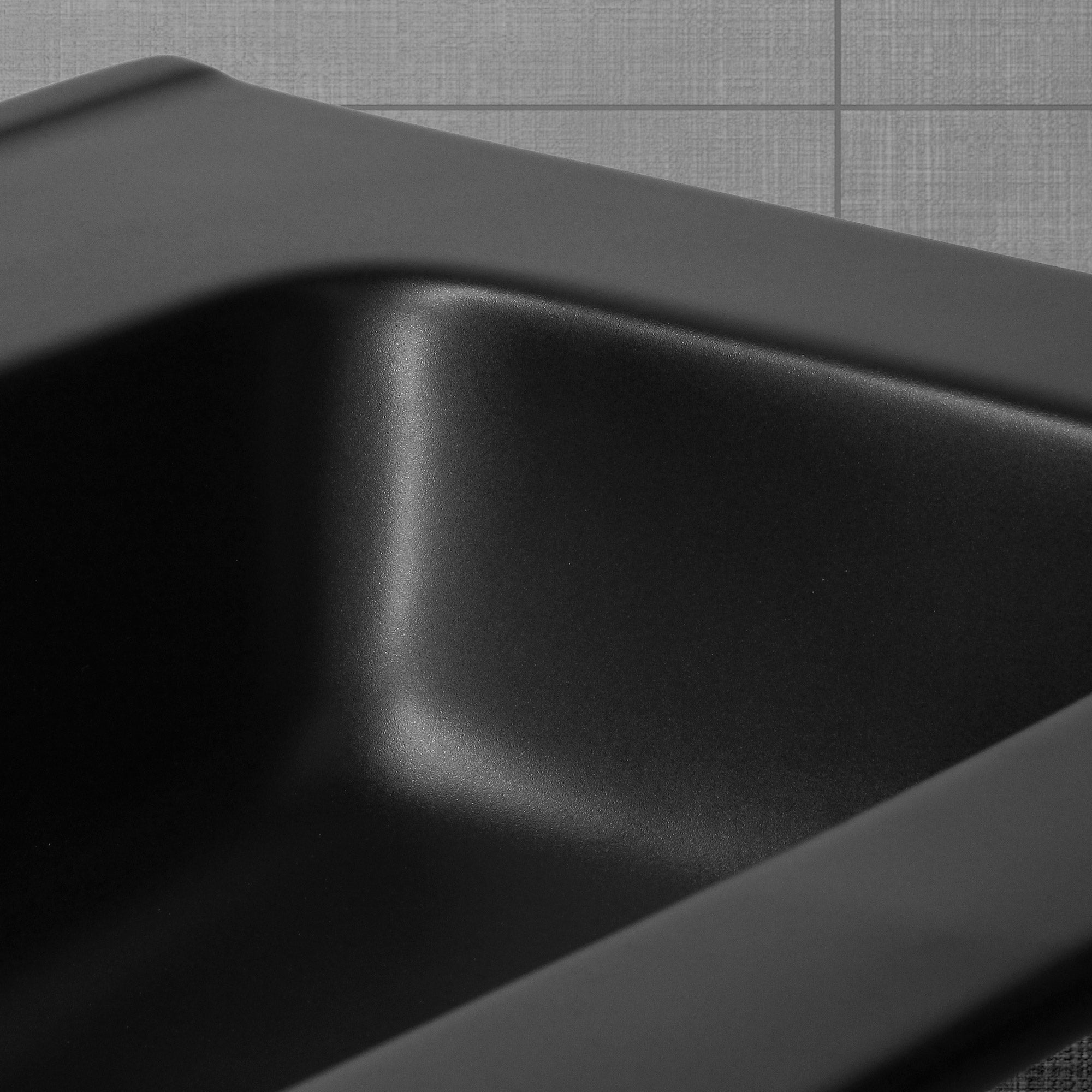 Detailaufnahme eines schwarzen Waschbeckens mit mattem Finish.