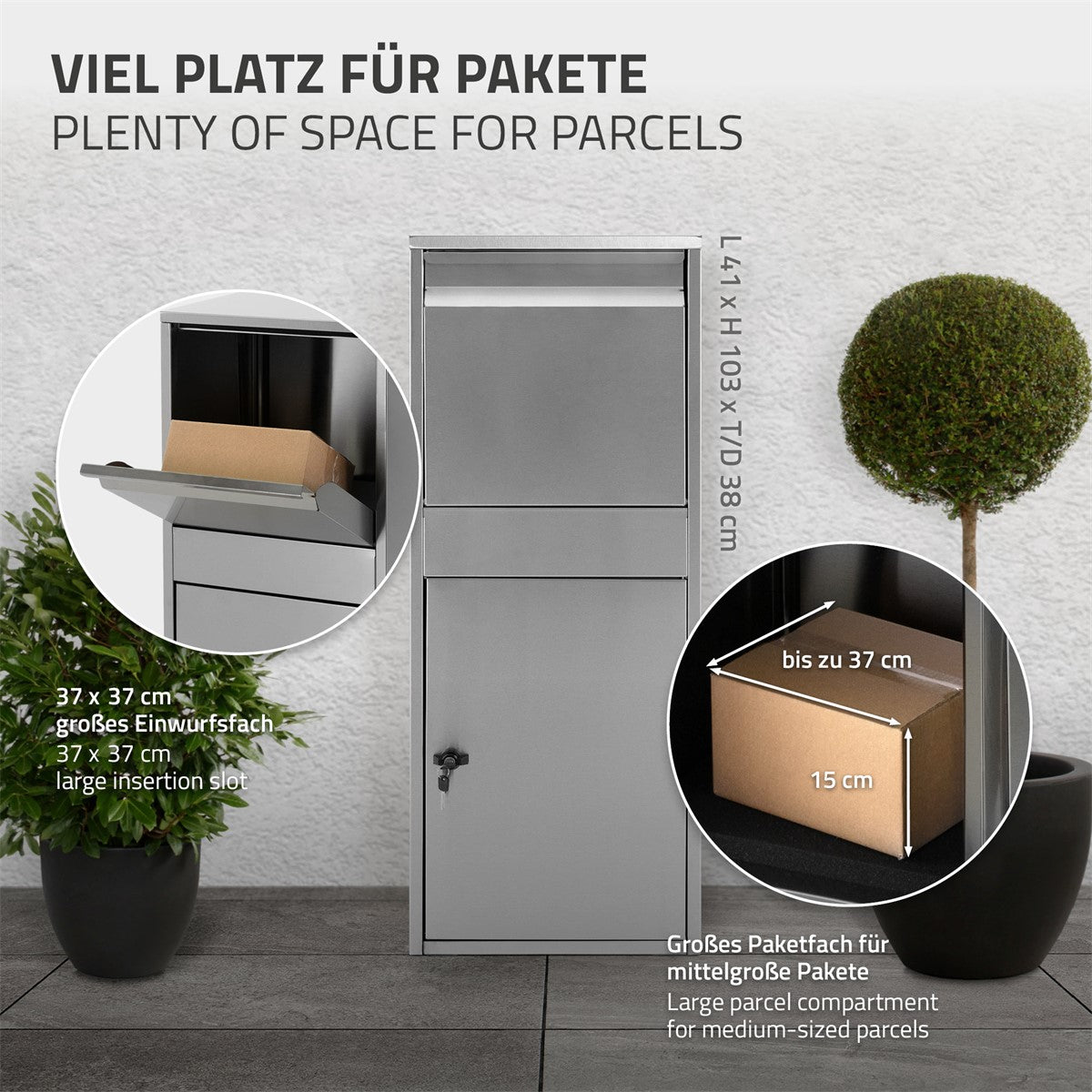 Eisenbriefkasten mit großem Einwurf und Platz für Pakete, auf grauem Hintergrund.
