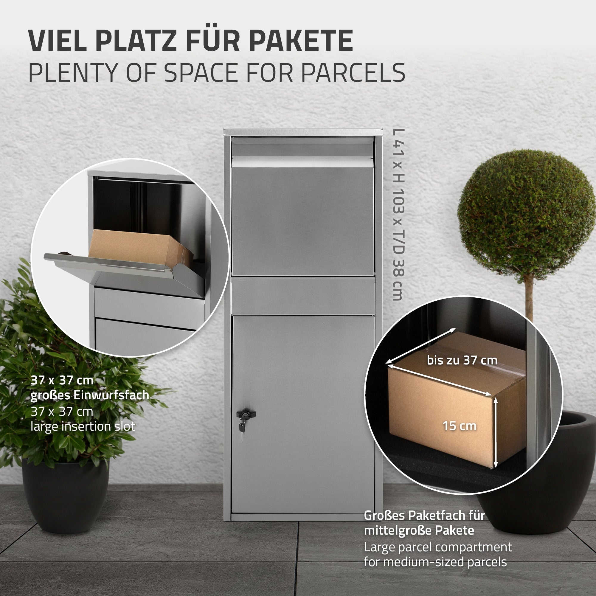 Eisenbriefkasten mit großem Einwurf und Platz für Pakete, auf grauem Hintergrund.