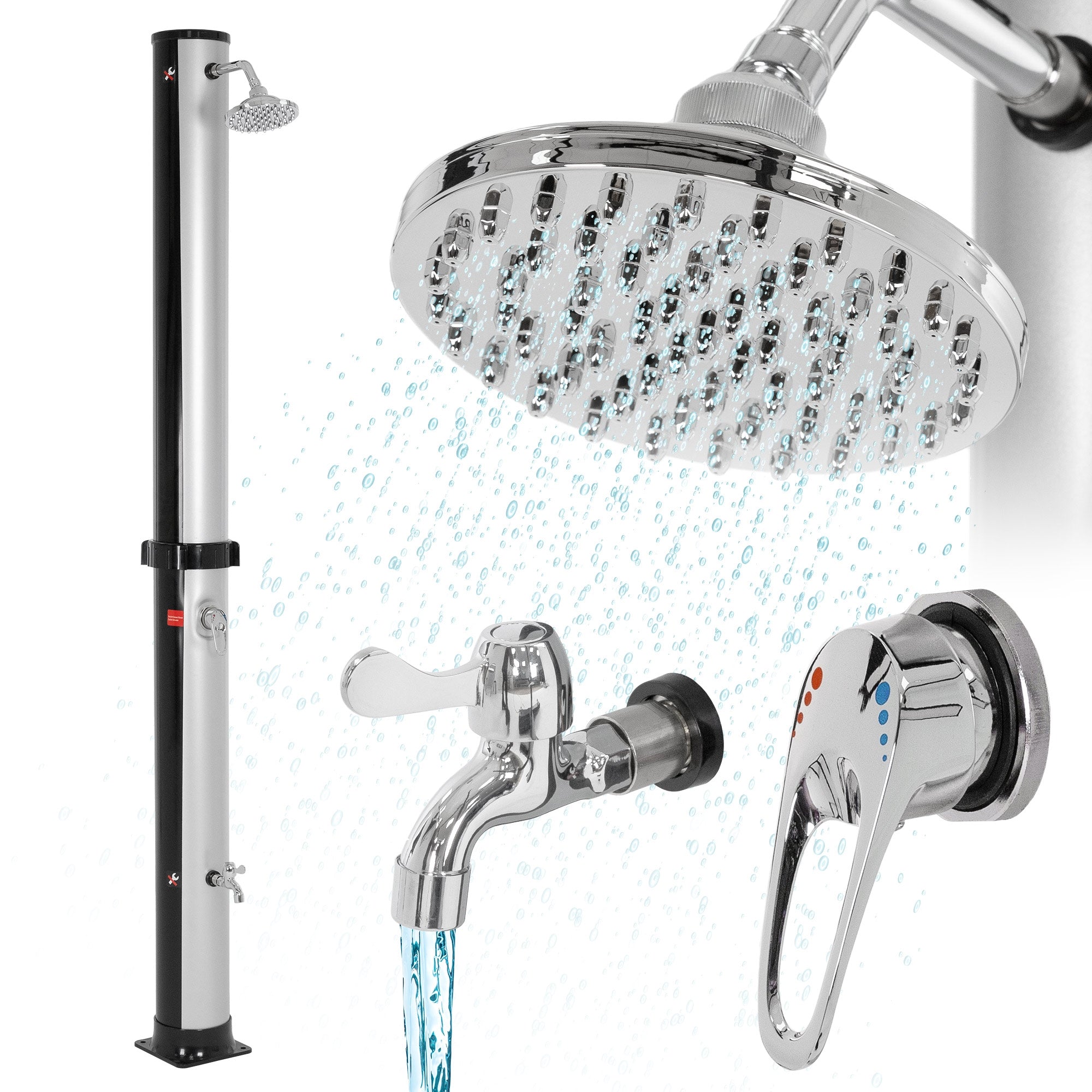 Nahaufnahme einer Dusche mit Wasserhahn und Duschkopf, Wasser spritzt heraus.