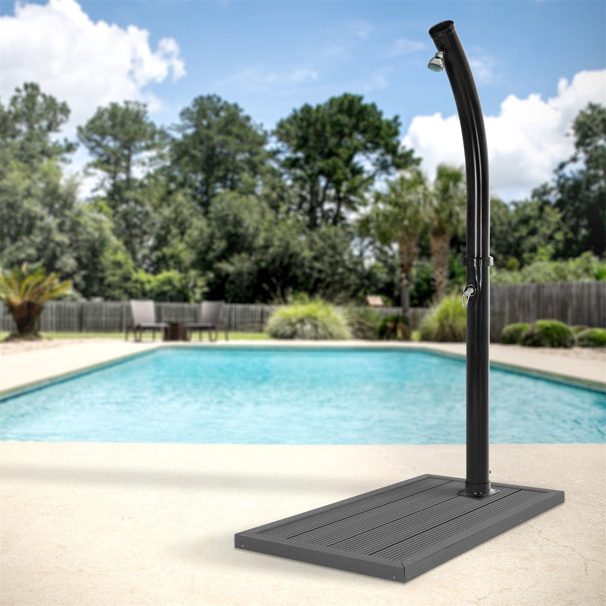 Schwimmdusche steht neben einem Pool, umgeben von Bäumen und Liegen.