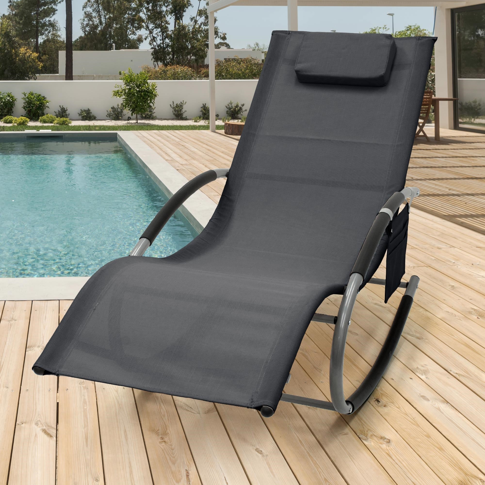 Dunkelgraue Liege mit Kopfstütze am Pool auf Holzdeck.