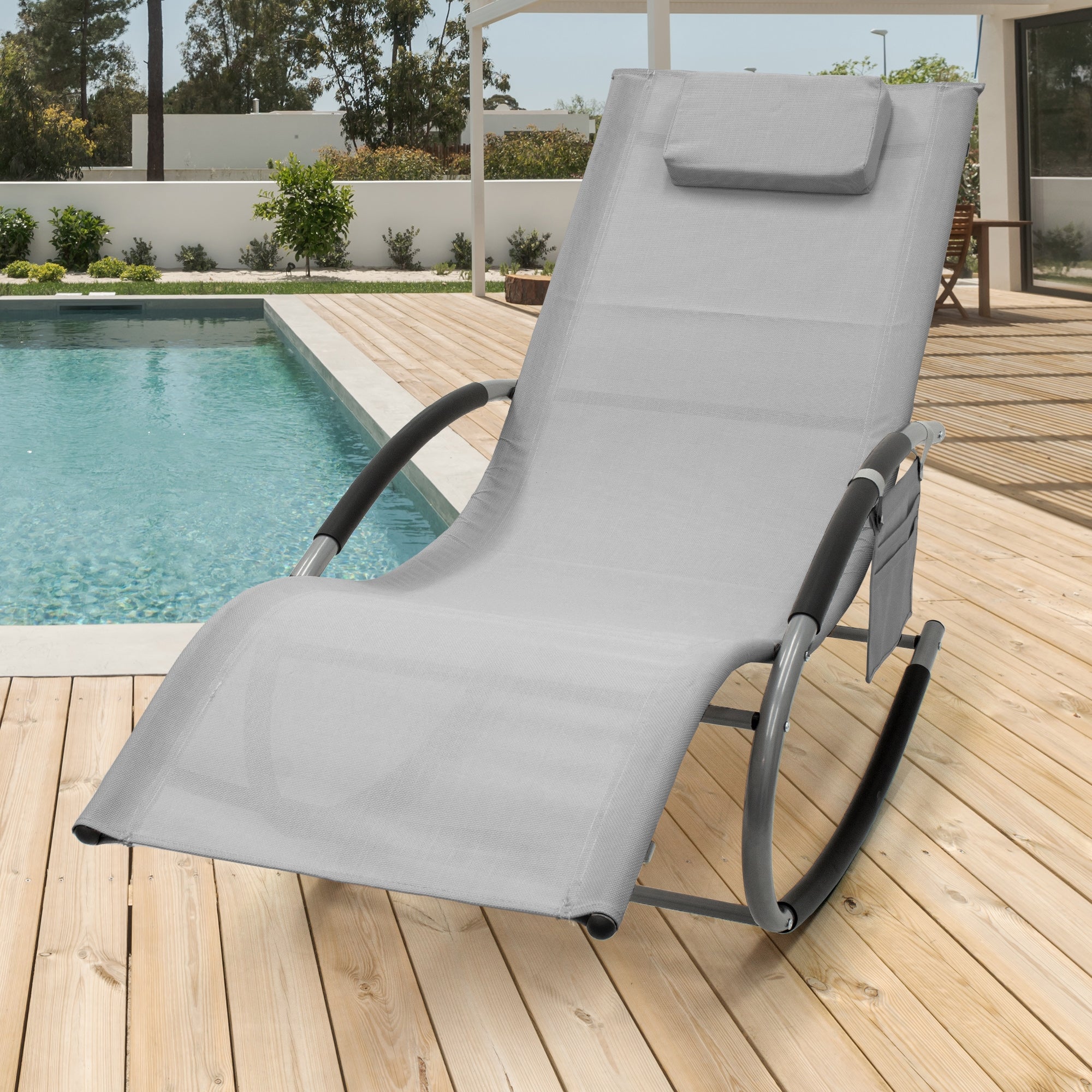 Graue Liege mit Kopfstütze am Pool auf Holzdeck.