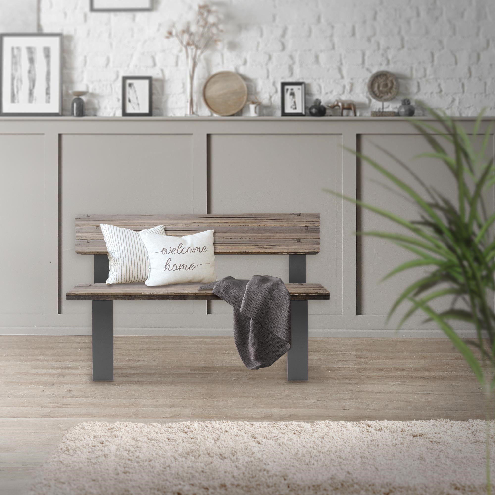 Banc en bois avec coussin et couverture dans une pièce moderne.