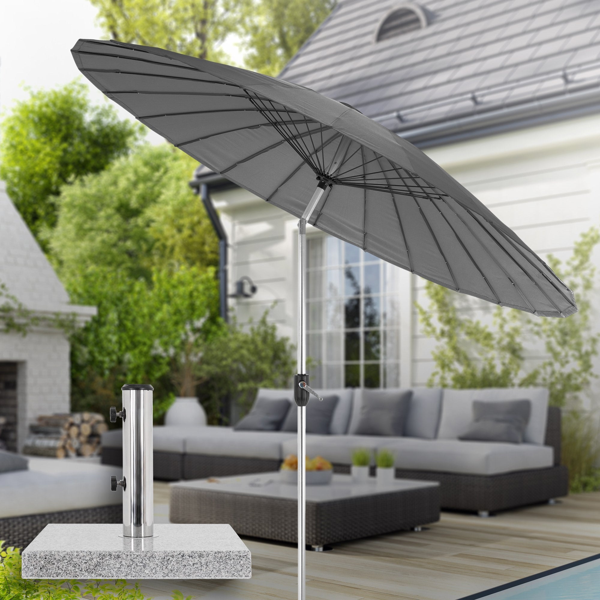 Parasol gris sur un sol de terrasse avec des meubles en arrière-plan.