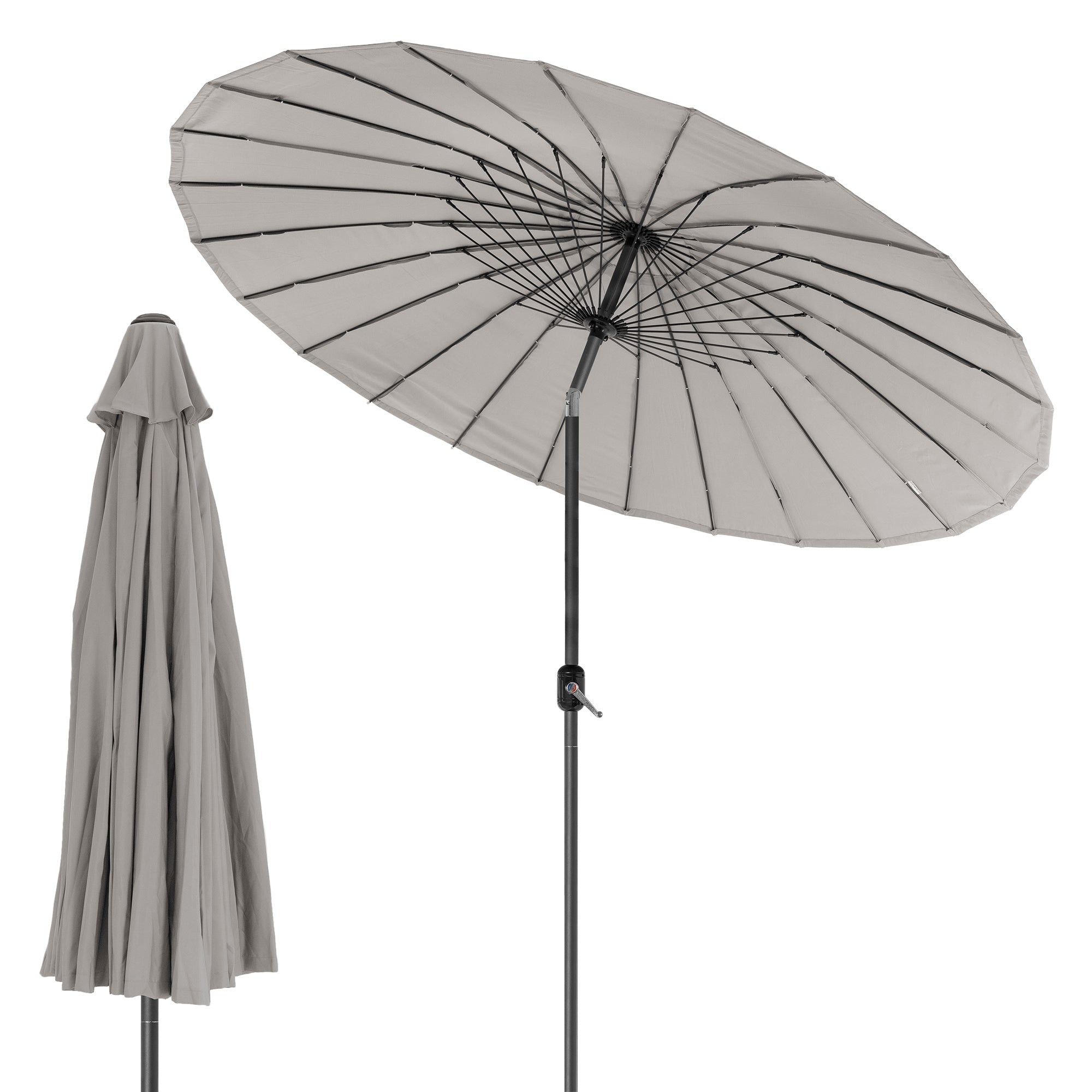 Een grijze parasol die ingeklapt naast een geopende parasol staat.