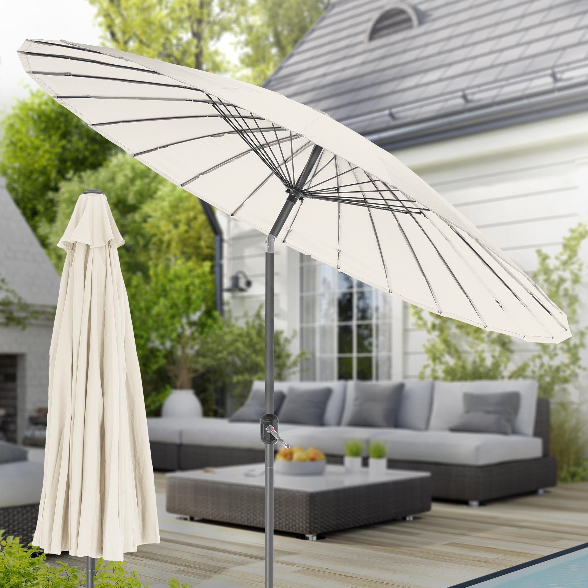 Un grand parasol sur une terrasse avec un canapé en arrière-plan.