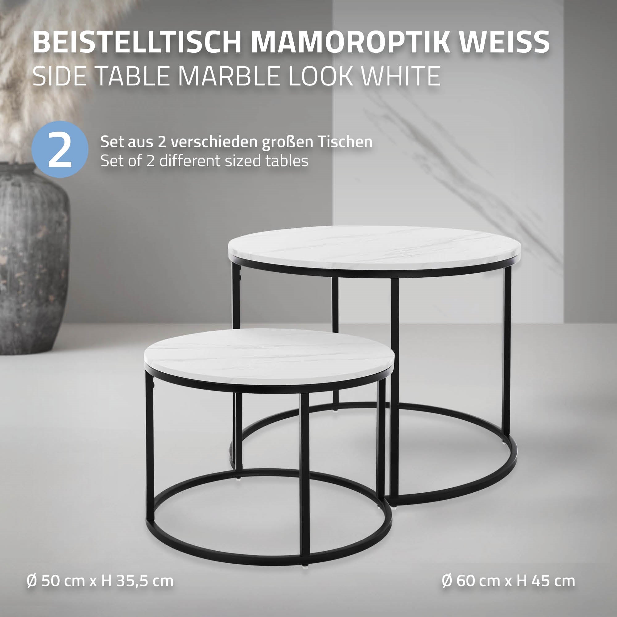 Zwei Beistelltische in Marmoroptik auf einem hellen Hintergrund.