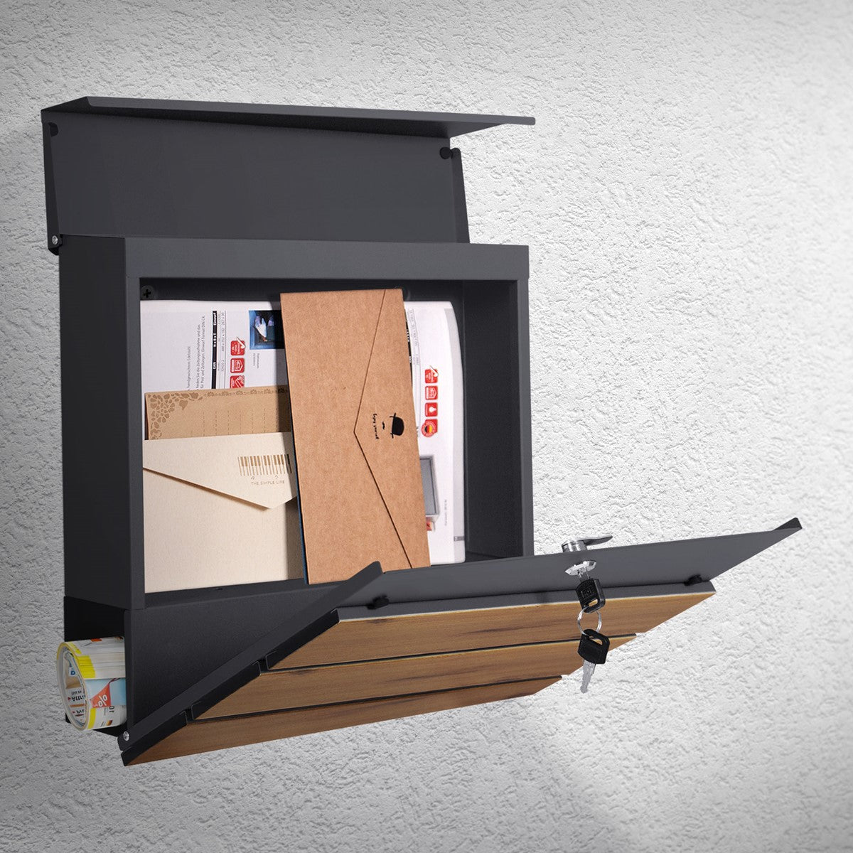 Offener Briefkasten mit Briefen und einem Paket, auf einer Wand montiert.