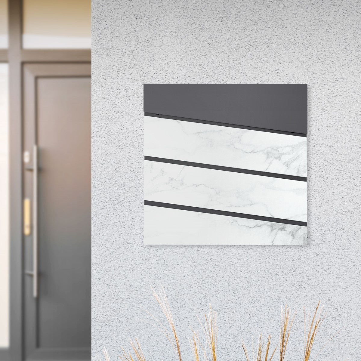 Eine Wand mit einer grauen Platte, die drei weiße Streifen zeigt, neben einer Tür.