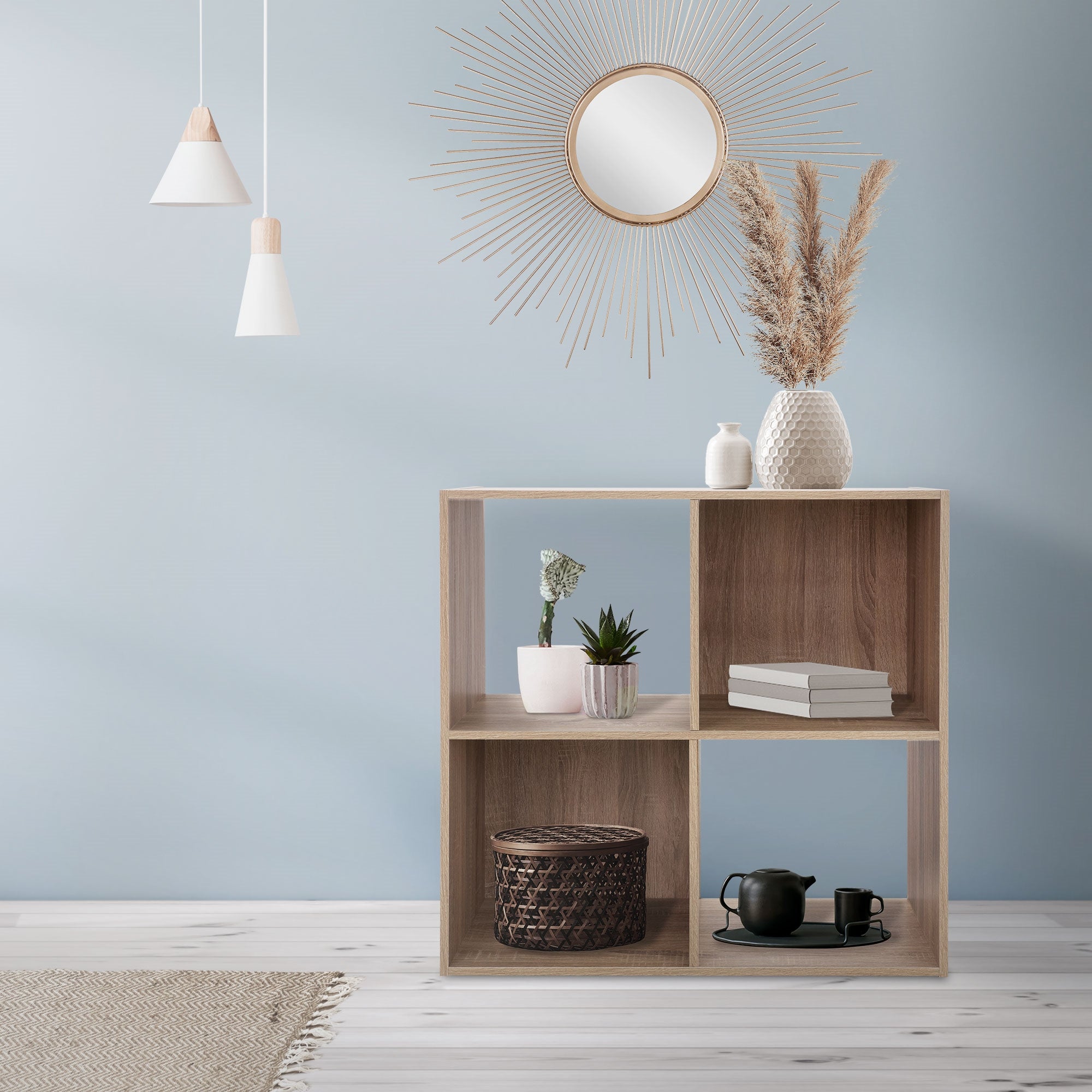Une étagère avec des plantes, un vase et un miroir sur un mur bleu.