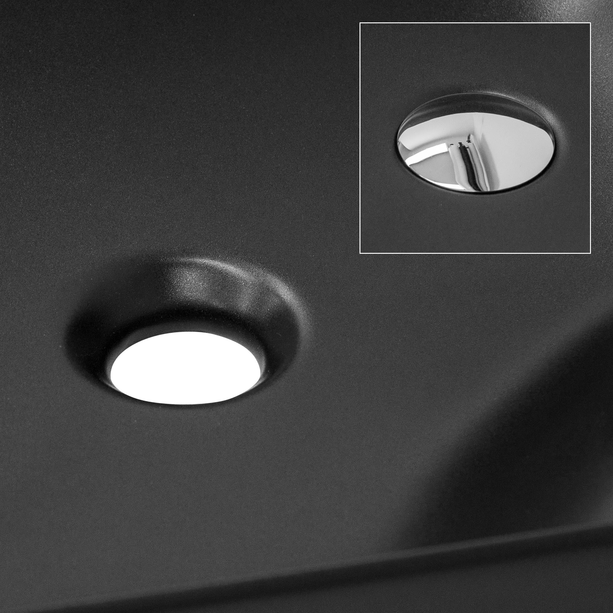 Schwarze Oberfläche mit zwei runden, eingelassenen Lichtern.