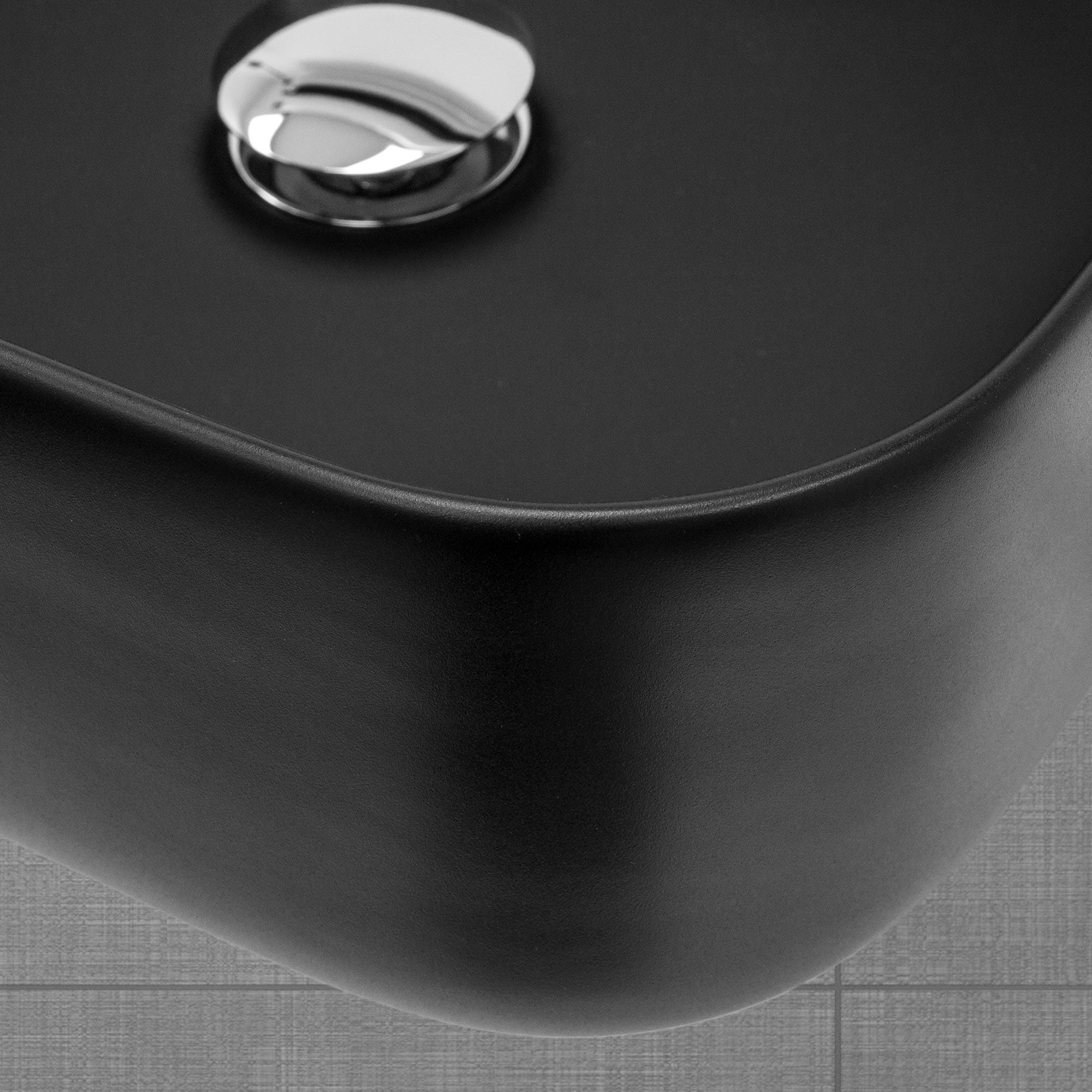 Detailaufnahme einer schwarzen Schüssel mit glänzendem Abfluss.