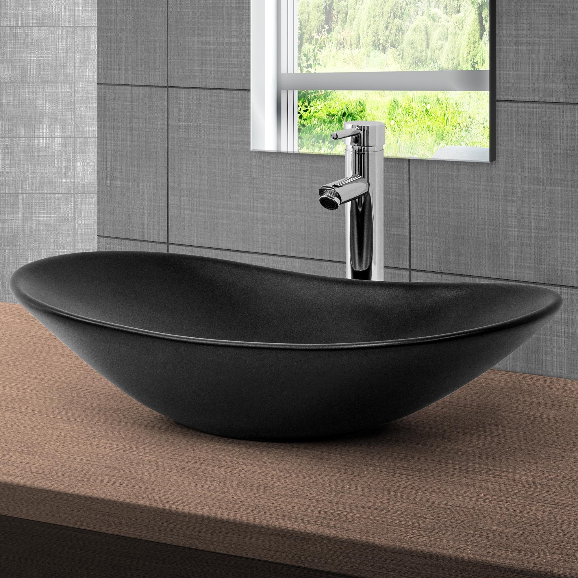 Schwarzes, ovales Waschbecken auf einem Holzregal vor einer grauen Wand.