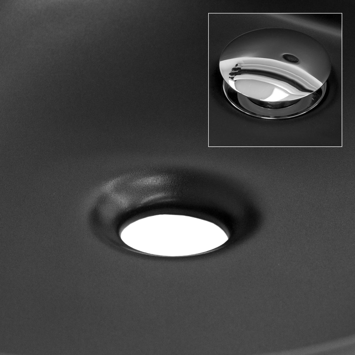 Vista detallada del desagüe en un lavabo negro.