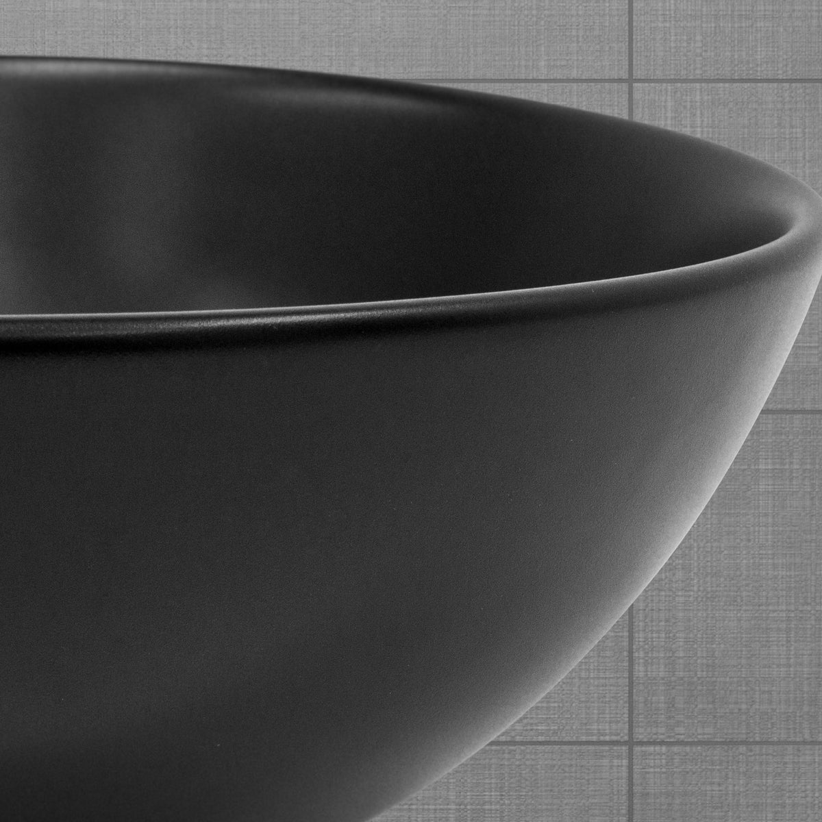 Primer plano del borde de un lavabo negro.