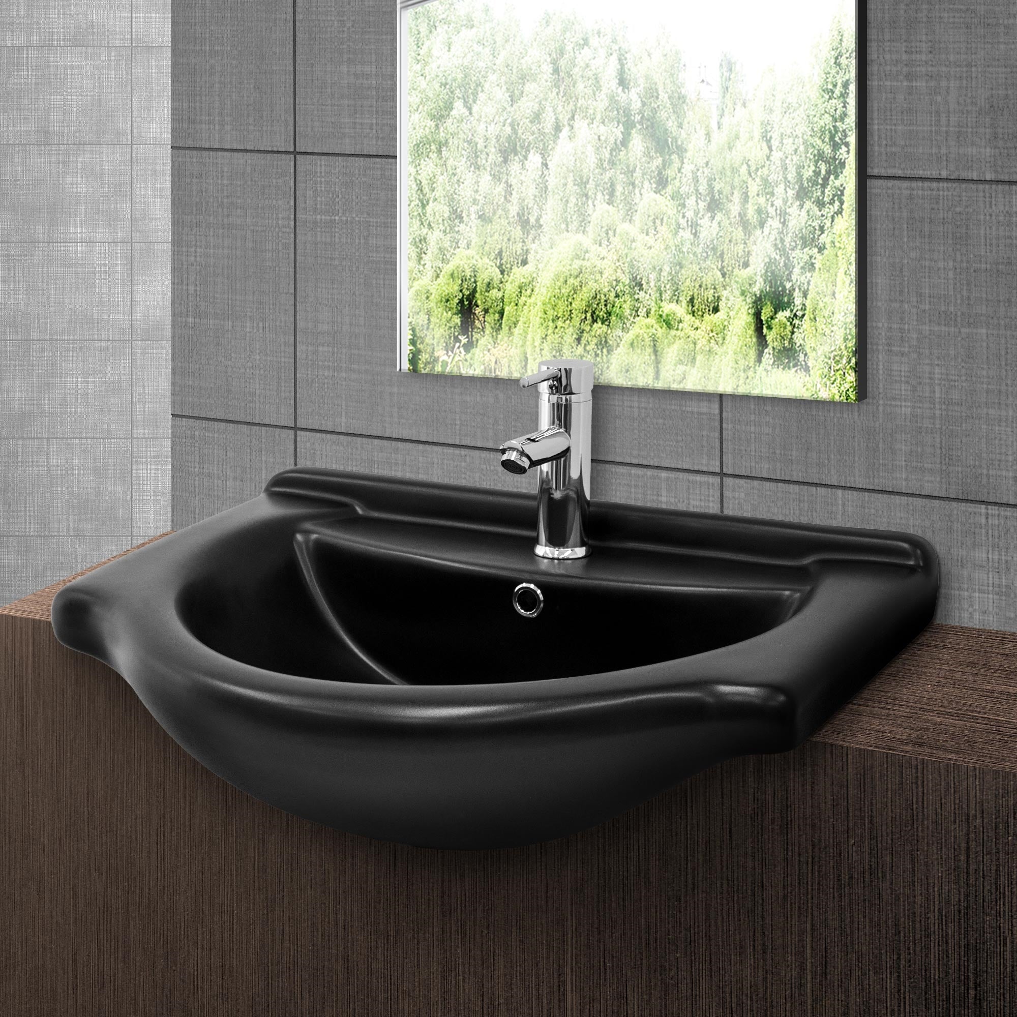 Schwarzes Waschbecken an einer Wand mit Fenster und Wasserhahn.