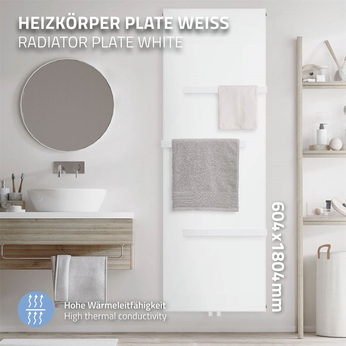 Weißer Heizkörper mit Handtuchhaltern und Spiegel.