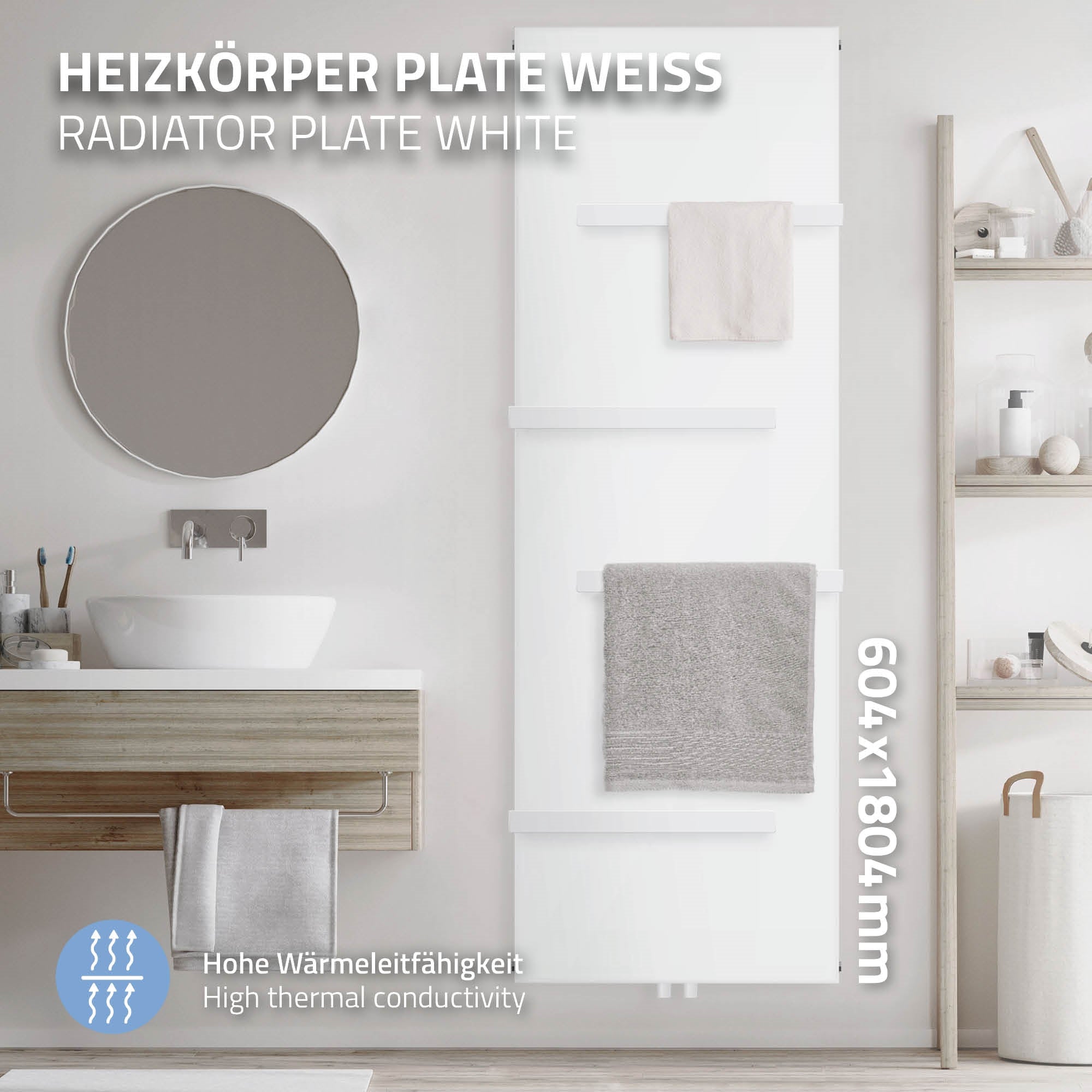 Weißer Heizkörper mit Handtuchhaltern und Spiegel im Badezimmer.