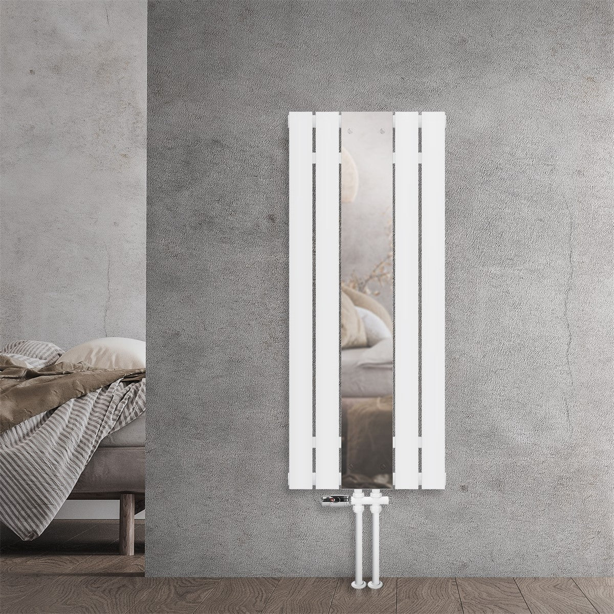 Witte radiator met geïntegreerde spiegel, staand op de vloer.