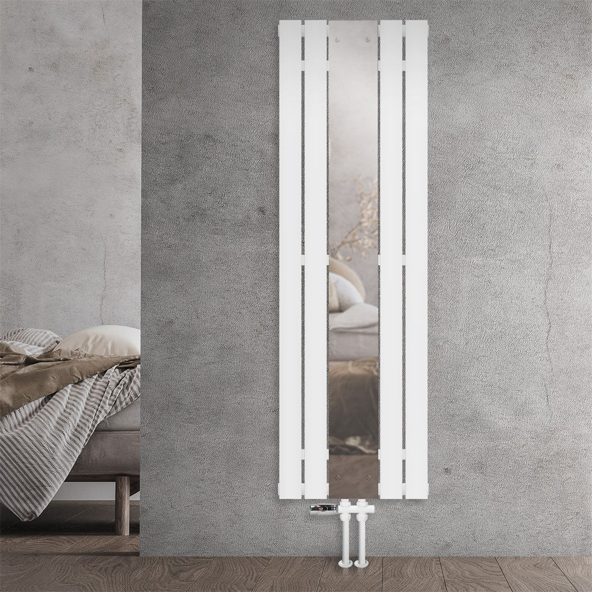 Radiatore a specchio bianco su una parete di una stanza con pavimento.