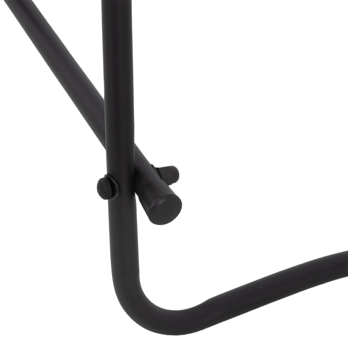 Fotografia de detalhe de um suporte de metal preto com um parafuso.
