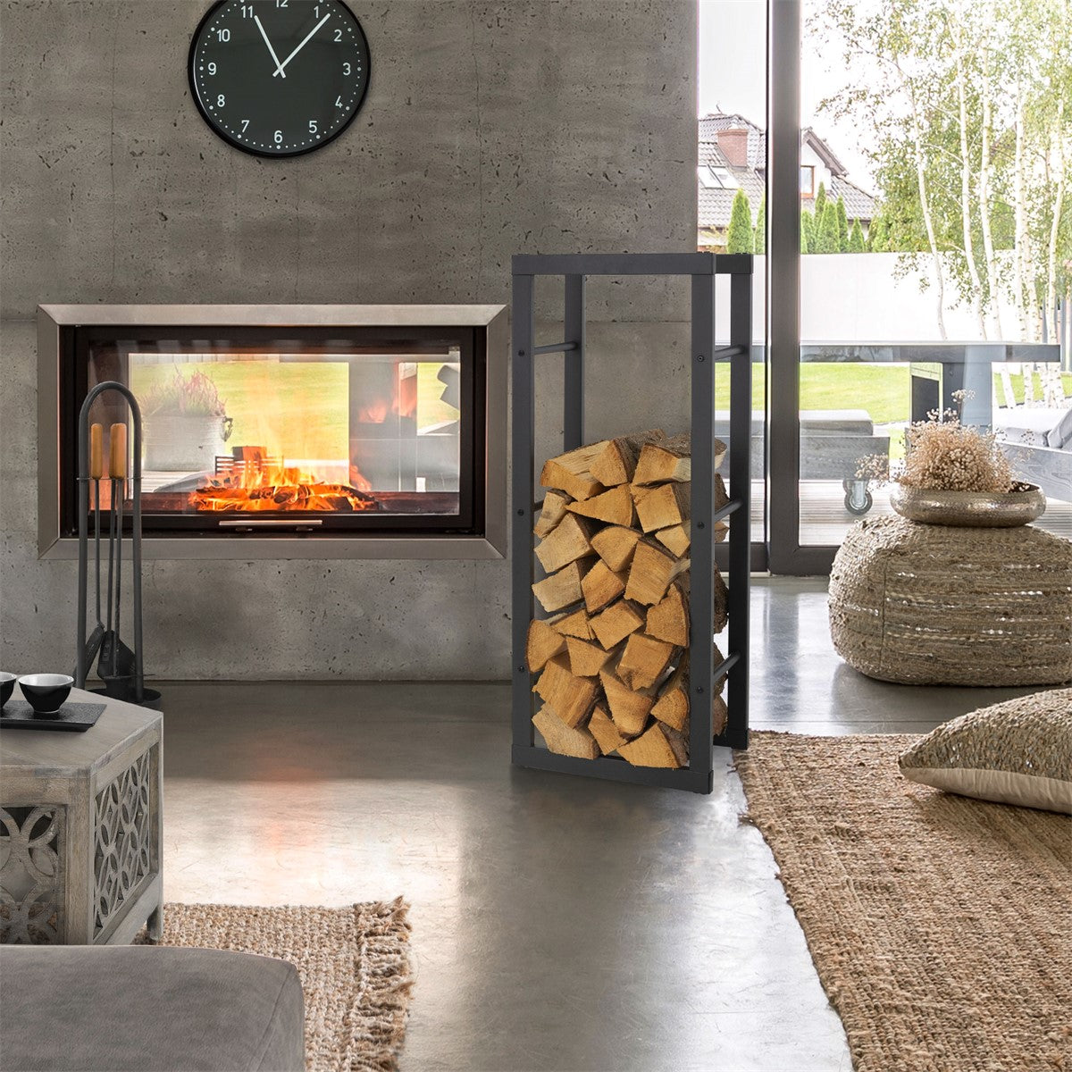 Moderne Wohnlandschaft mit Kamin, Holzregal und Teppich in einem hellen Raum.