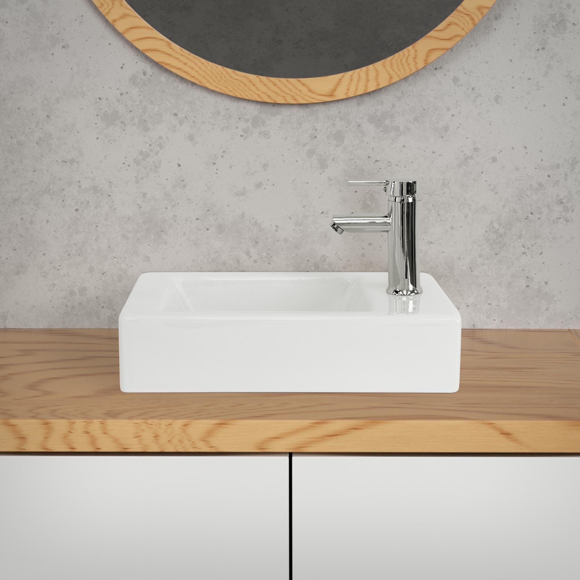 Weißes Waschbecken mit Wasserhahn auf einer Holzoberfläche.