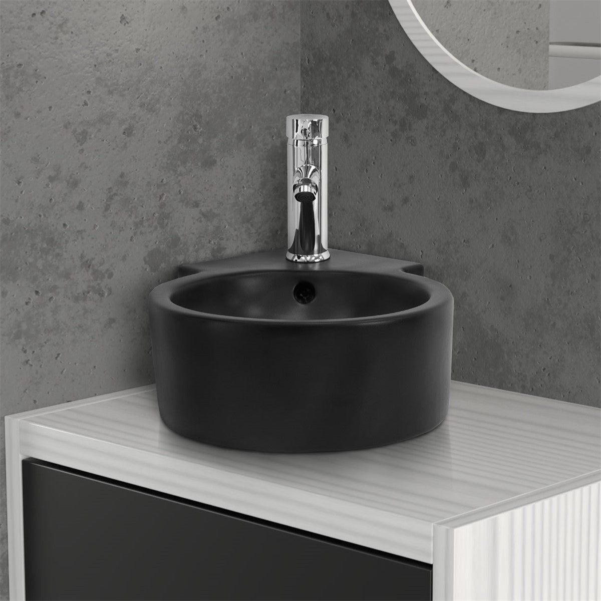 Schwarzes, rundes Waschbecken mit Wasserhahn auf einem Regal.