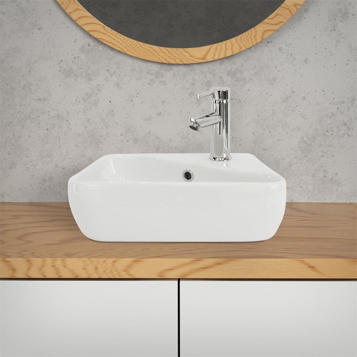 Weißes Waschbecken auf einem Holzregal mit Wasserhahn.