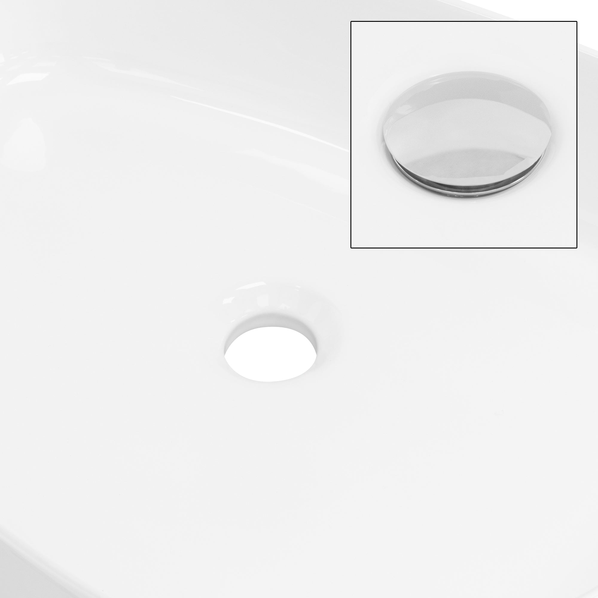 Weißes Waschbecken mit Abflussloch und glänzendem Überlaufdeckel.