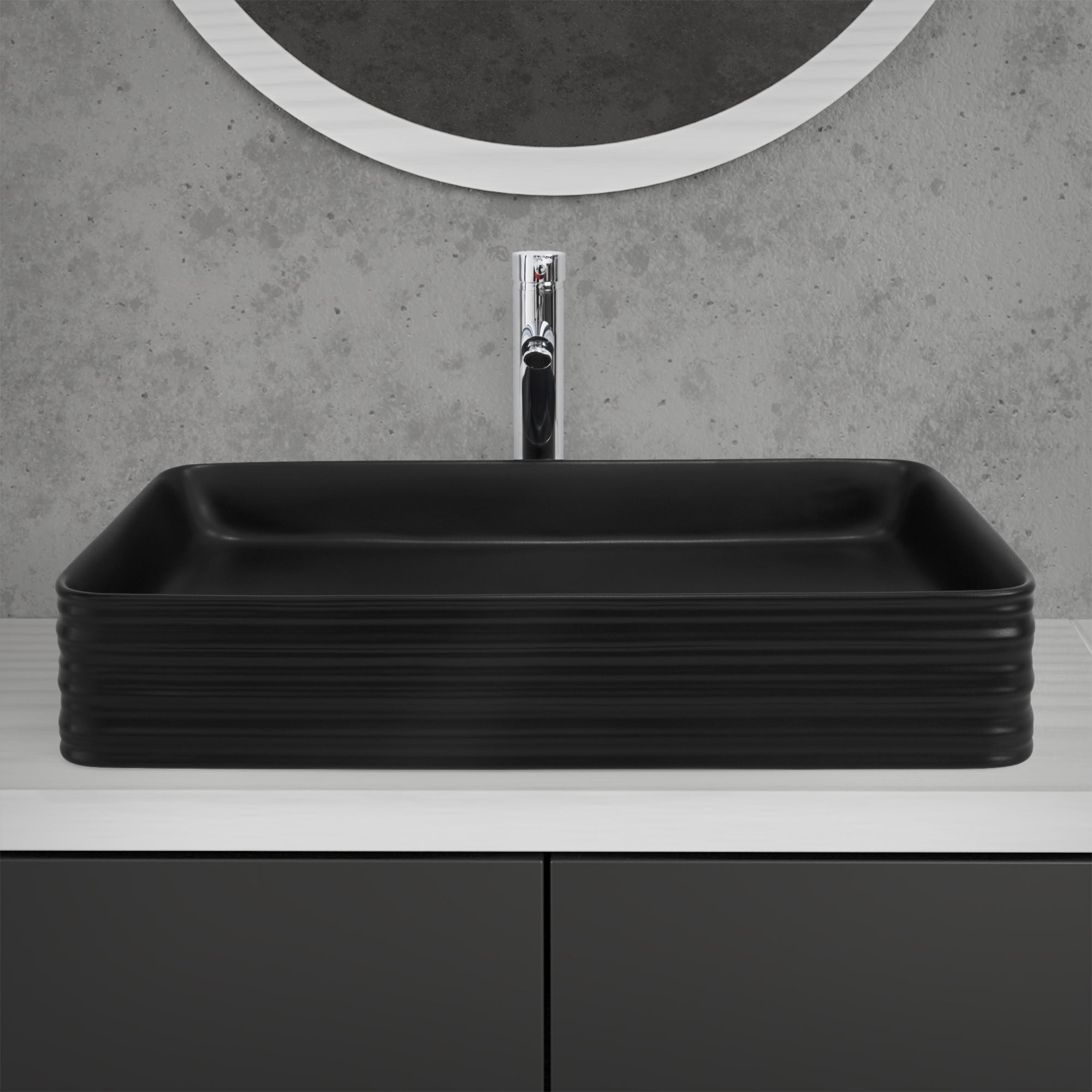 Lavabo negro rectangular con grifo sobre fondo gris.