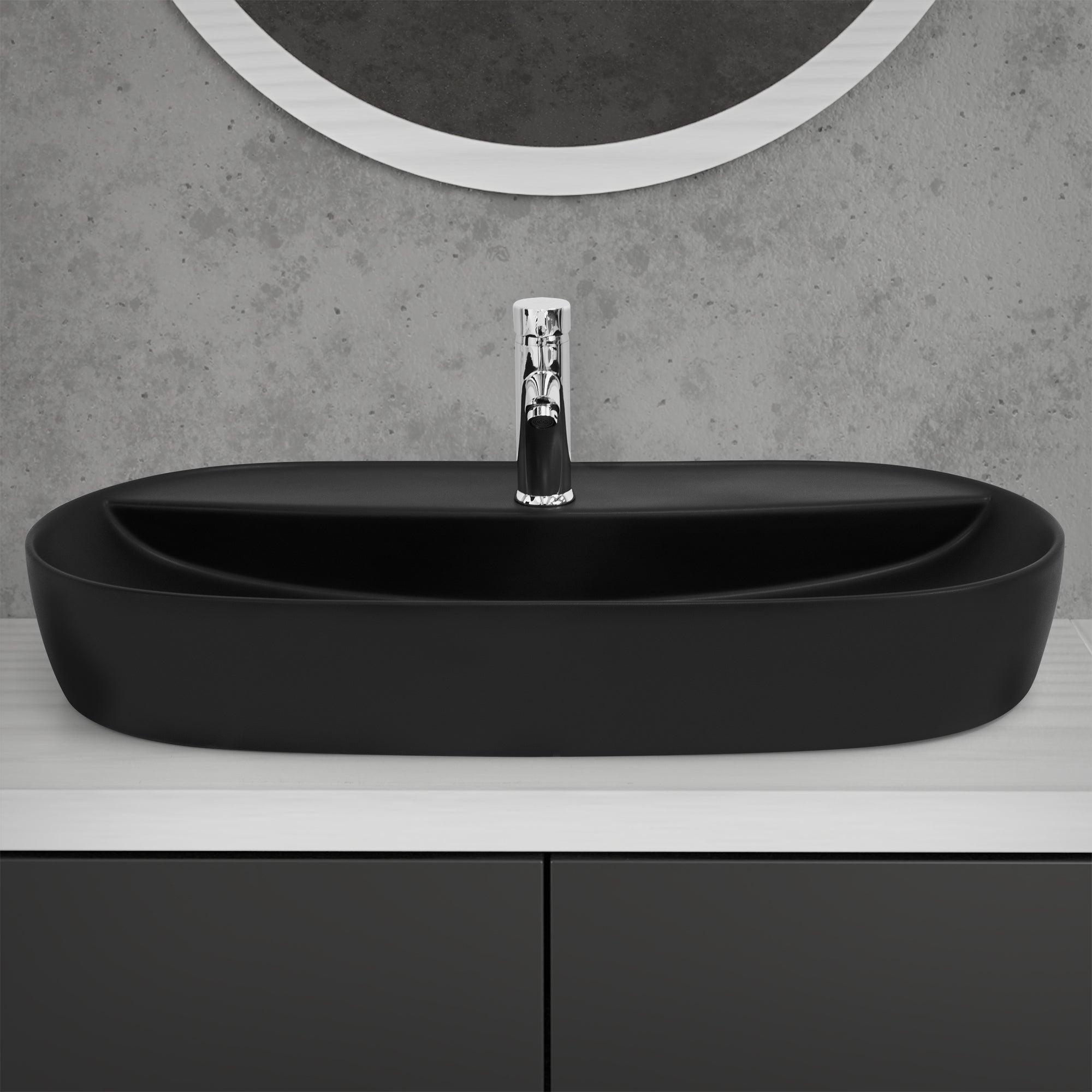 Lavabo negro, ovalado, sobre una estantería blanca.